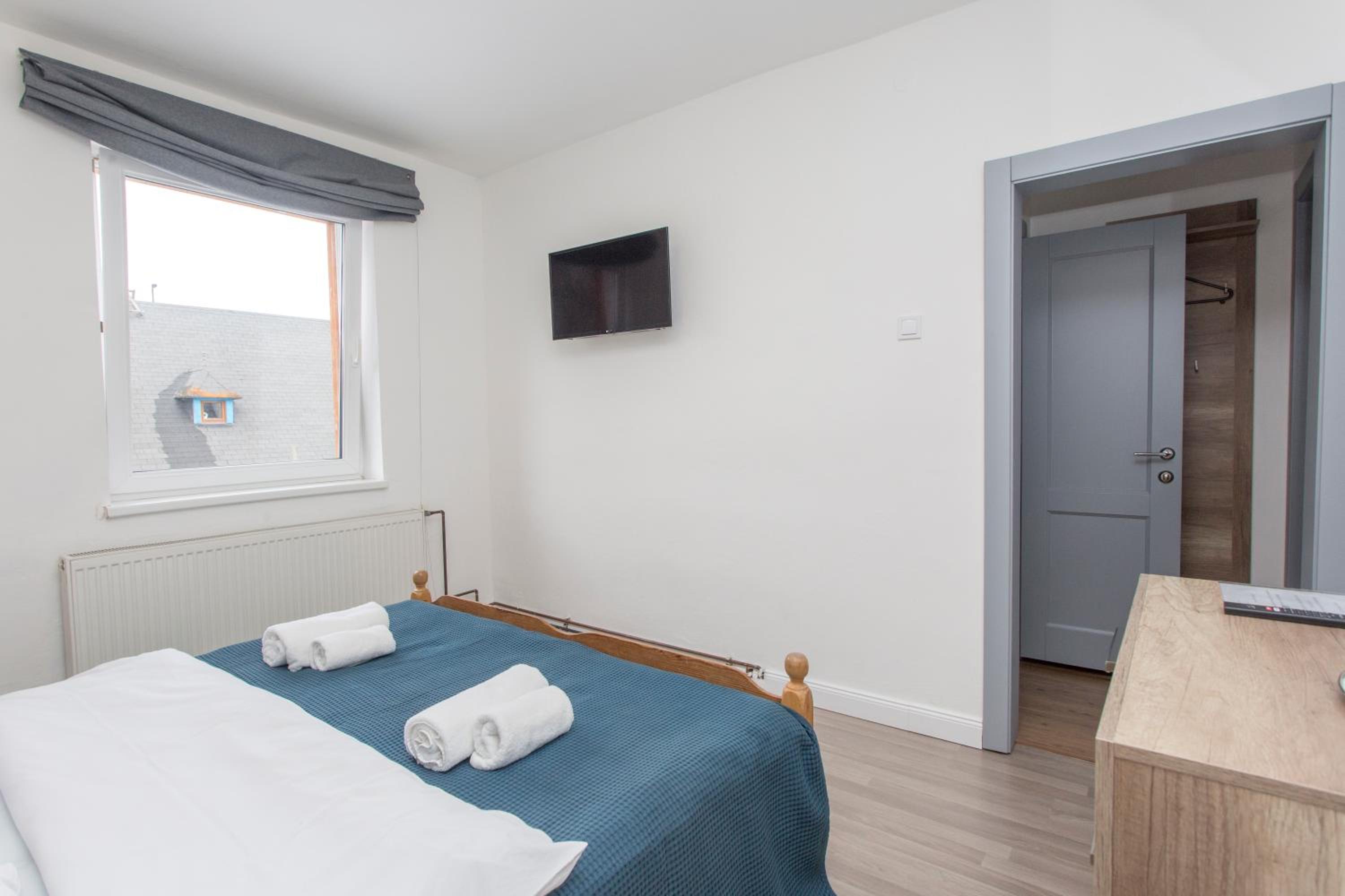 Double Room with Private Bathroom - Photo 2