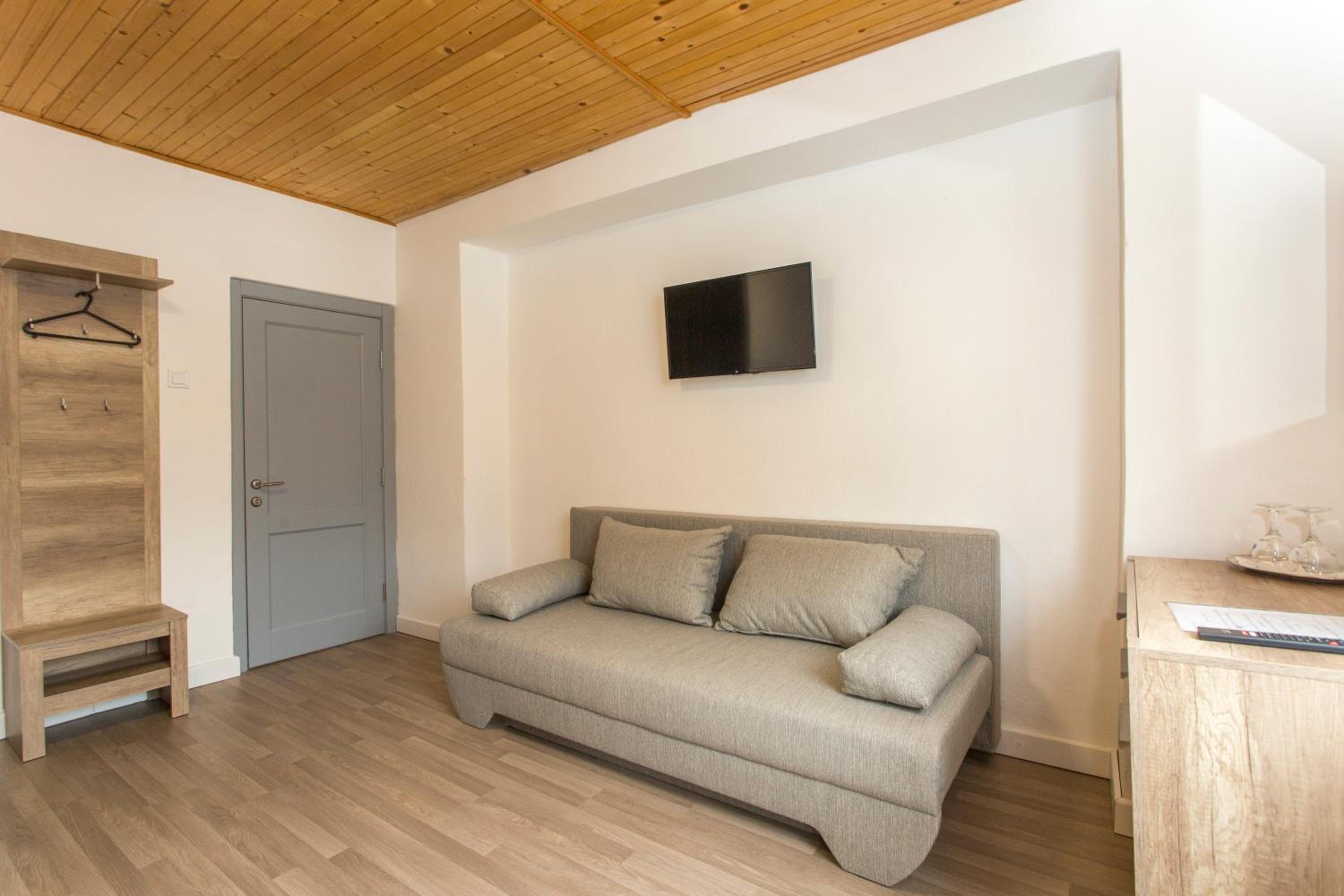 Triple Room with Private Bathroom - Photo 10