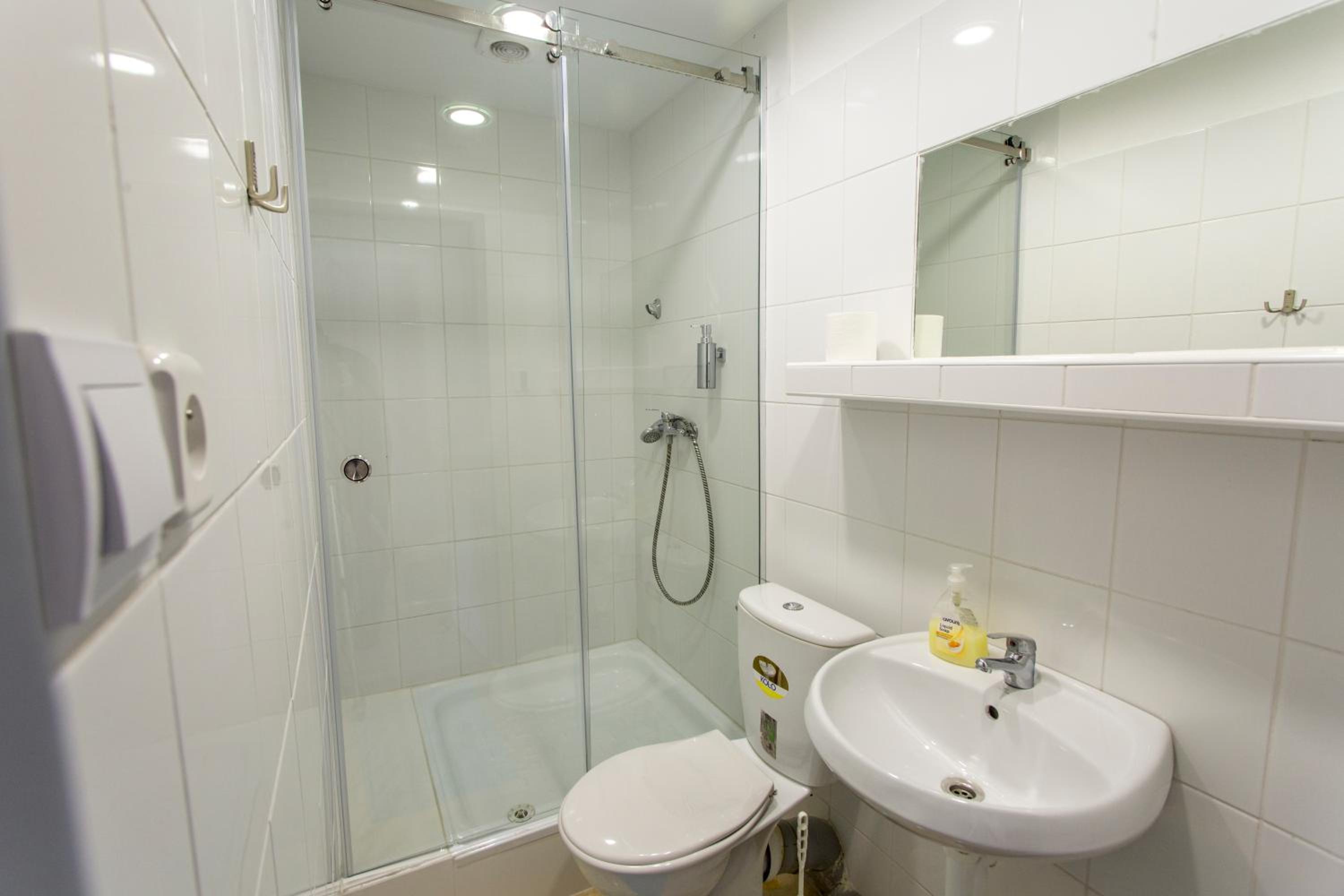 Twin Room with Private Bathroom - Photo 3