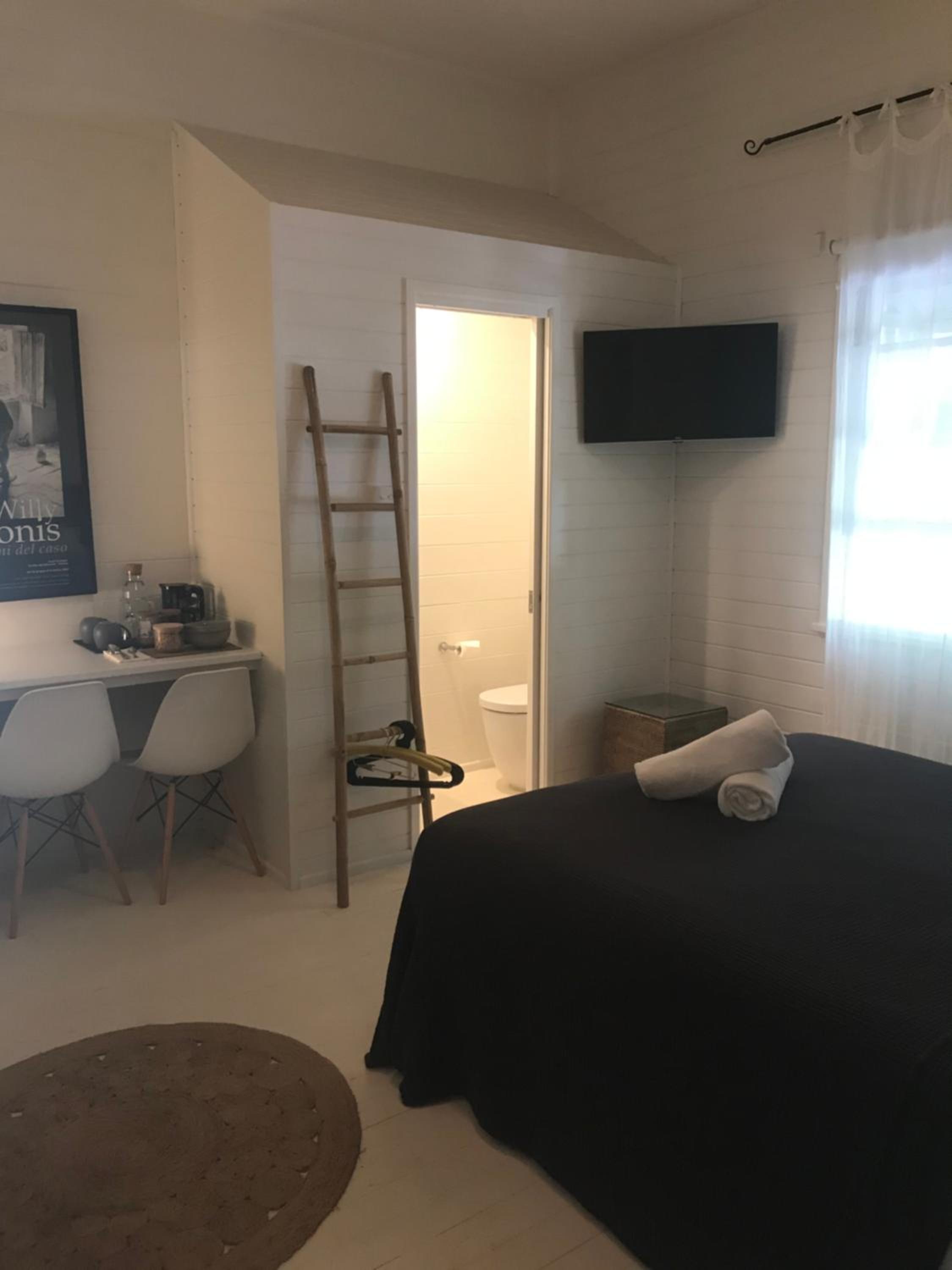 Queen Room with Private External Bathroom
