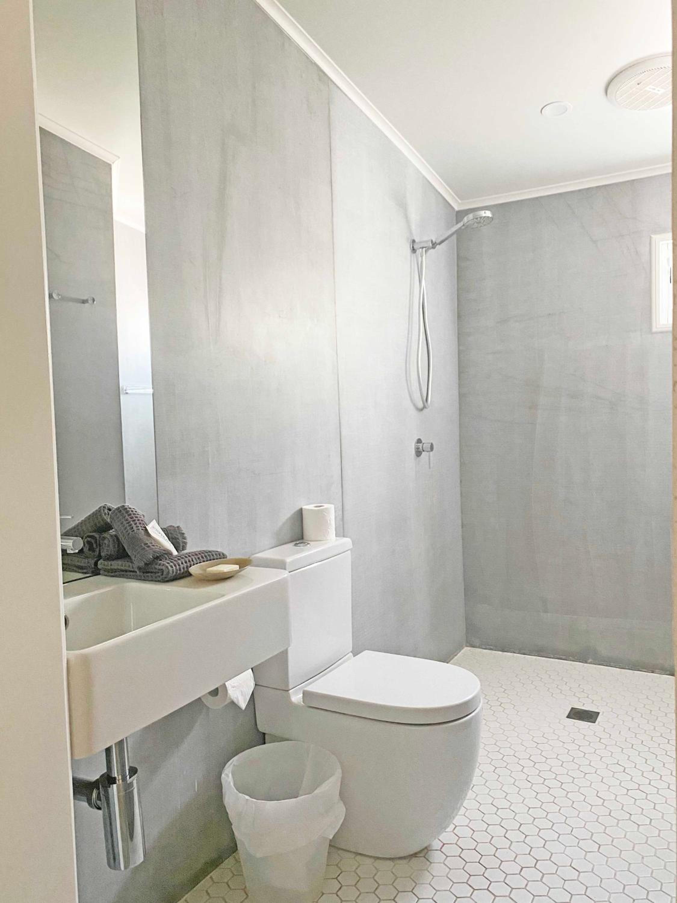 Superior King Room with Private Bathroom thumbnail 5