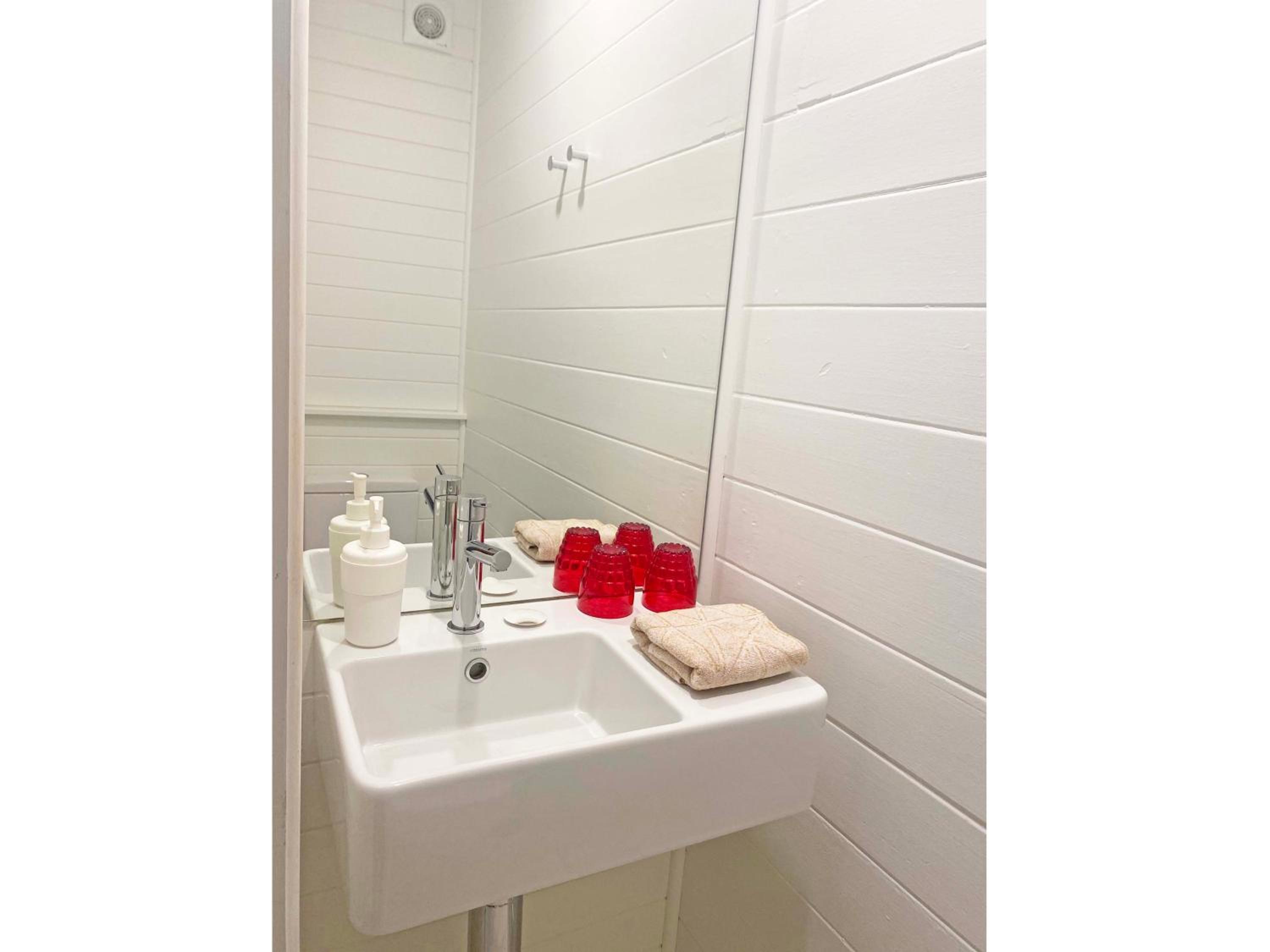 Queen Room with Private External Bathroom thumbnail 5