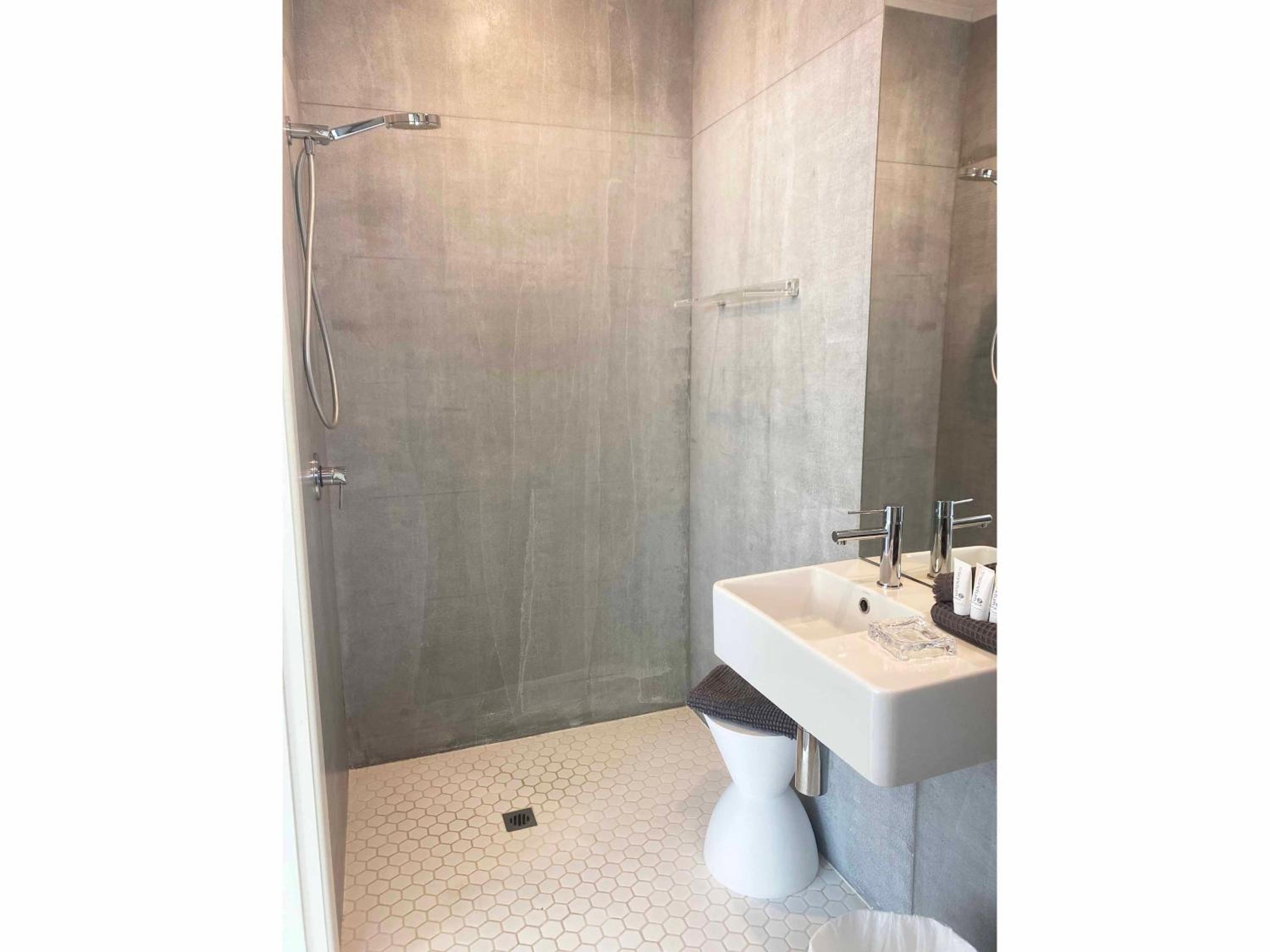 Queen Room with Private External Bathroom thumbnail 6