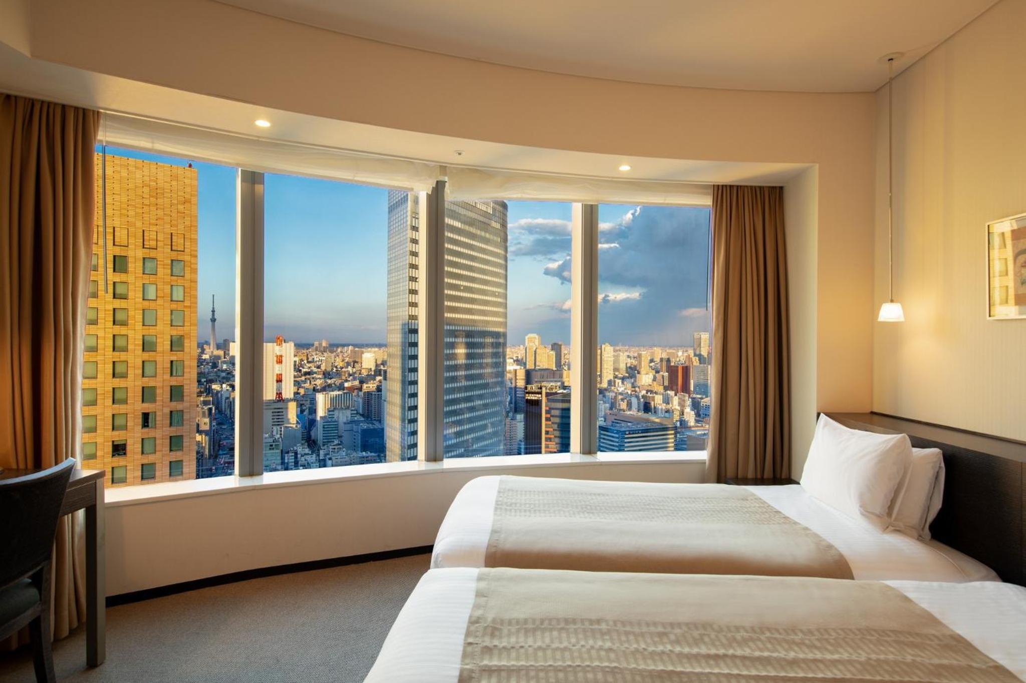 Deluxe Triple Room with 2 Single Beds and 1 Sofa Bed - Non Smoking - Above 26th floor thumbnail 5