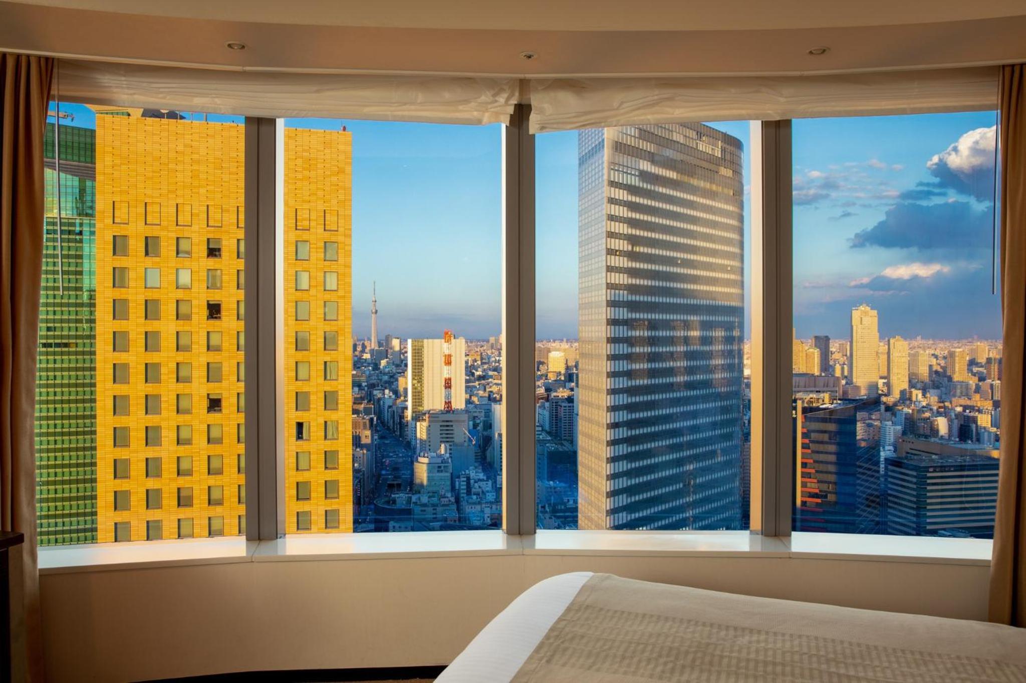 Deluxe Triple Room with 2 Single Beds and 1 Sofa Bed - Non Smoking - Above 26th floor thumbnail 6