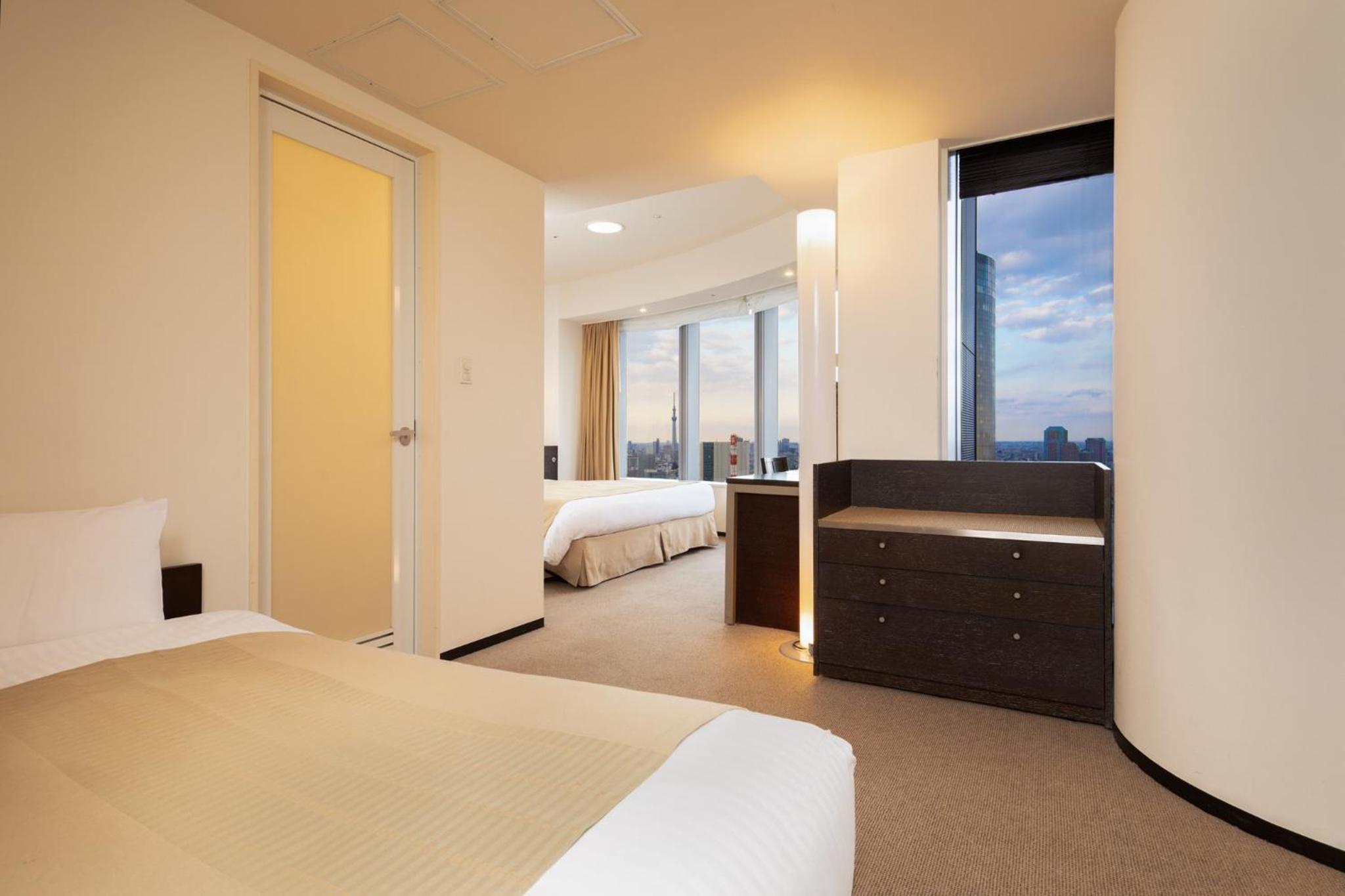 Deluxe Triple Room With 1 King Bed And 1 Sofa Bed - Non Smoking - Above 27th Floor thumbnail 5