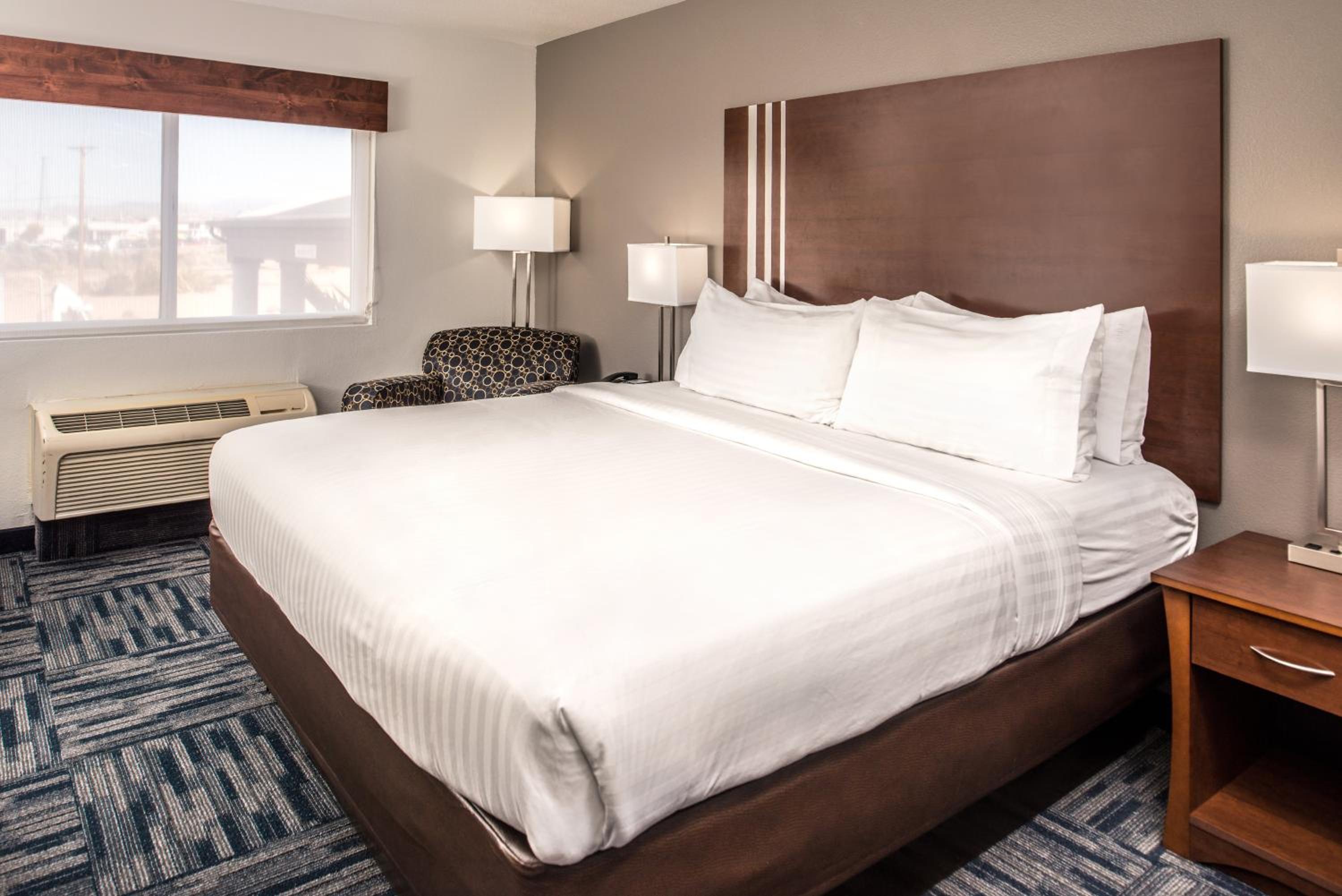 King Suite with Single Sofa Bed - Photo 6