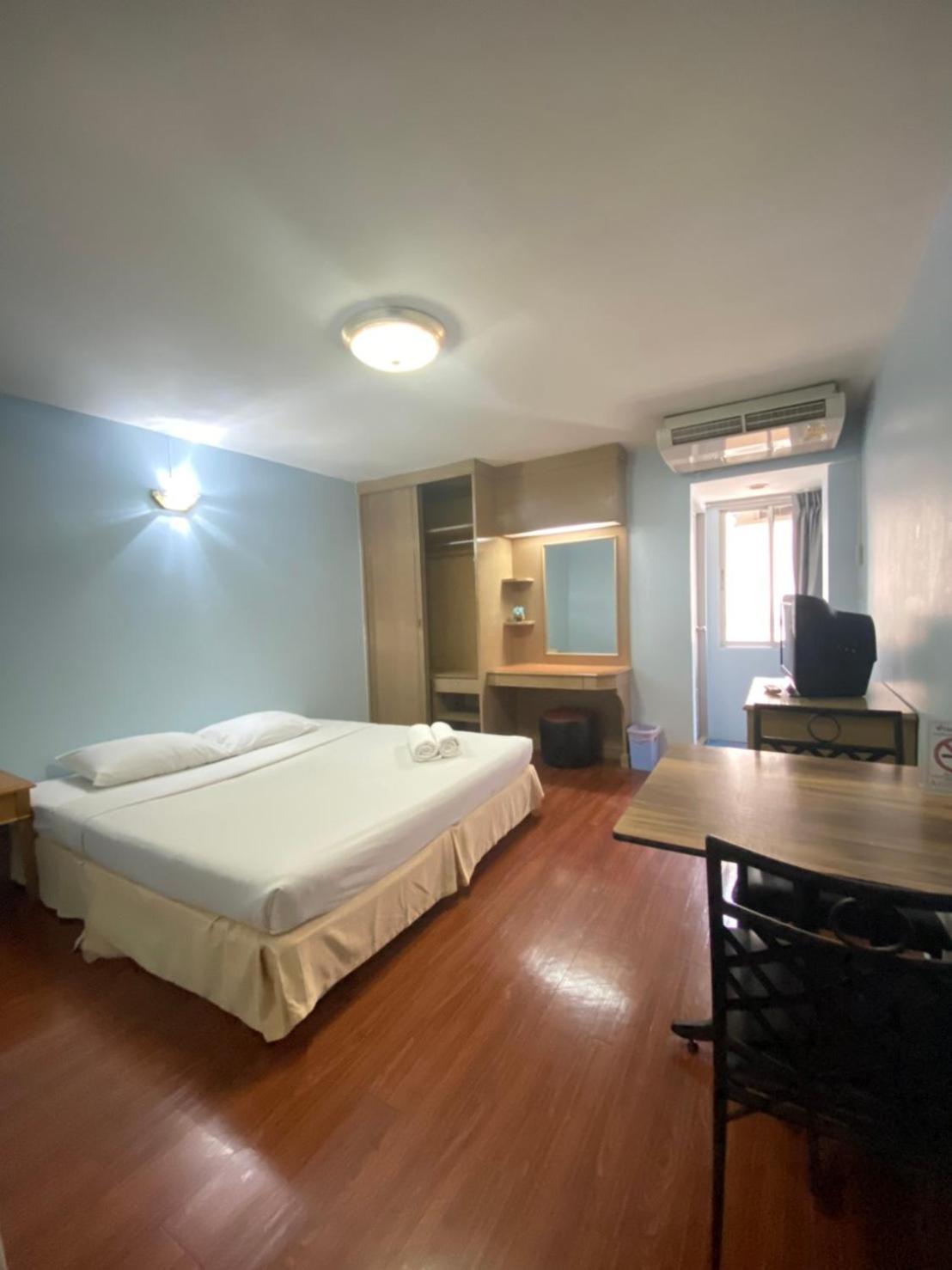 Studio Apartment photo 1
