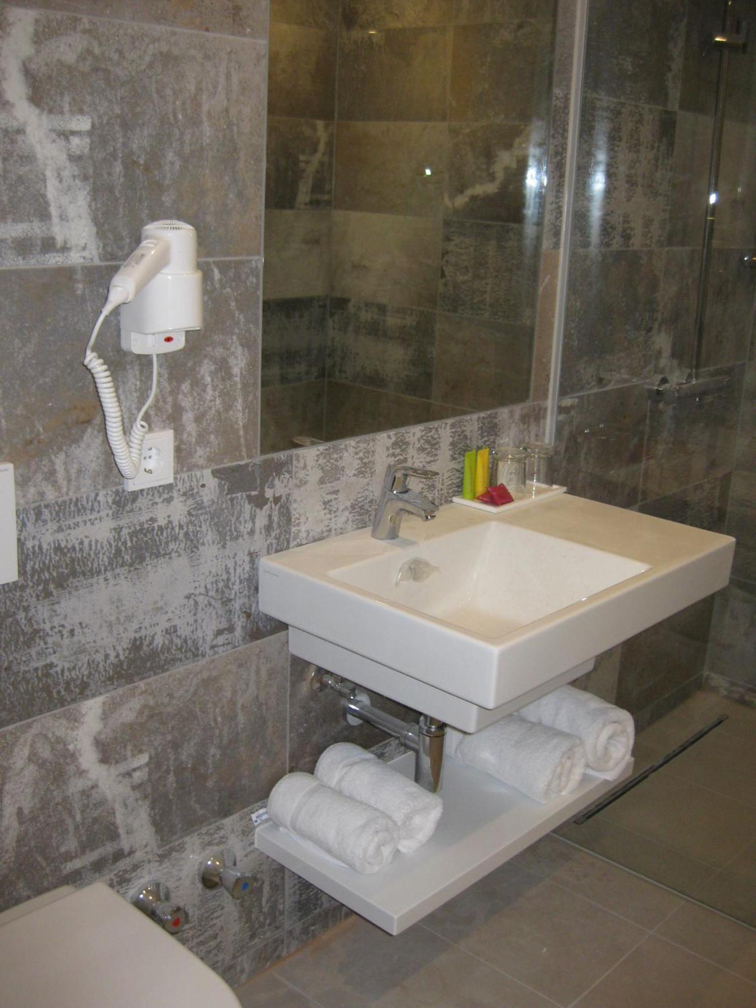 Premium Double or Twin Room with Balcony - Photo 8