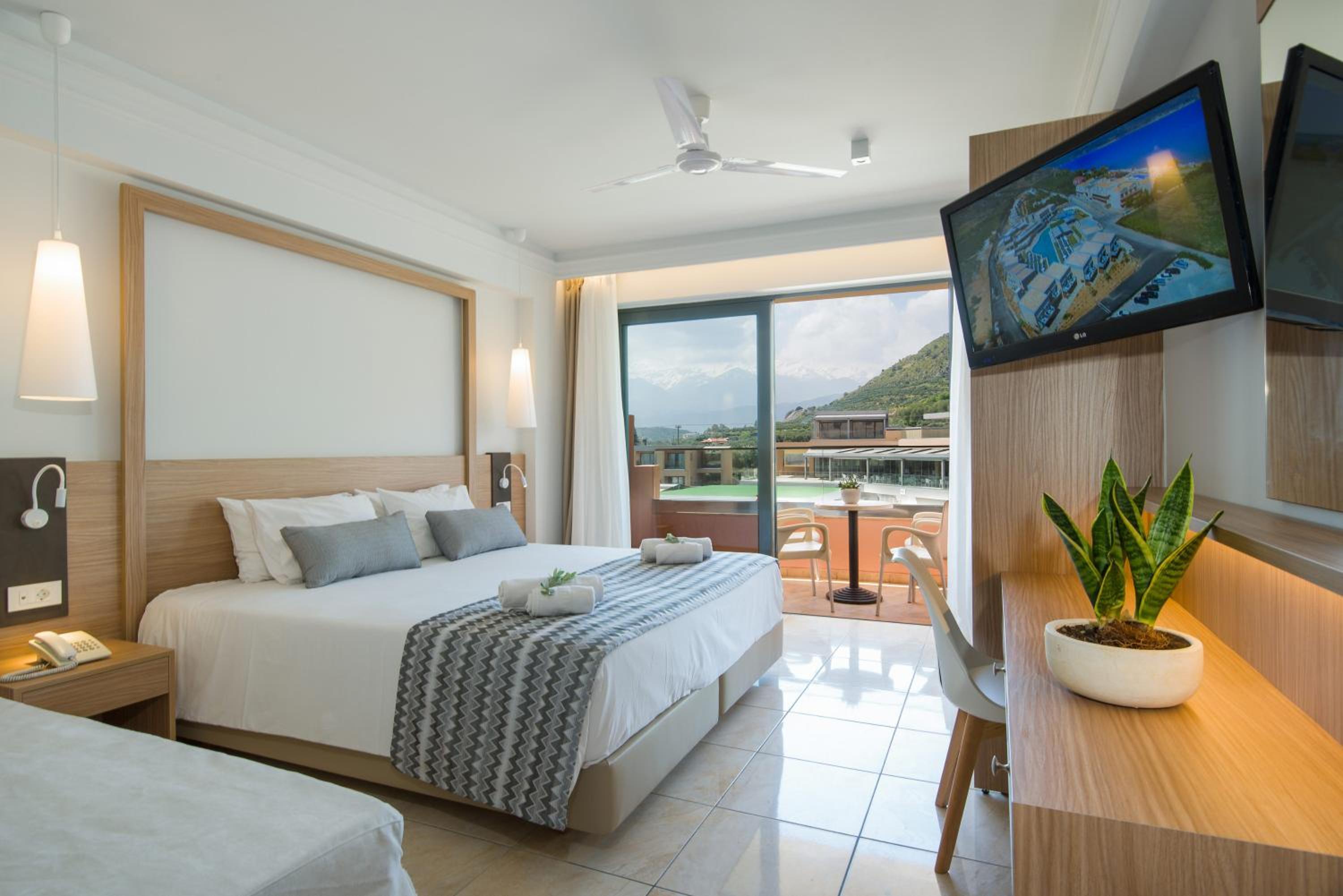 Family Room with Mountain View photo 1