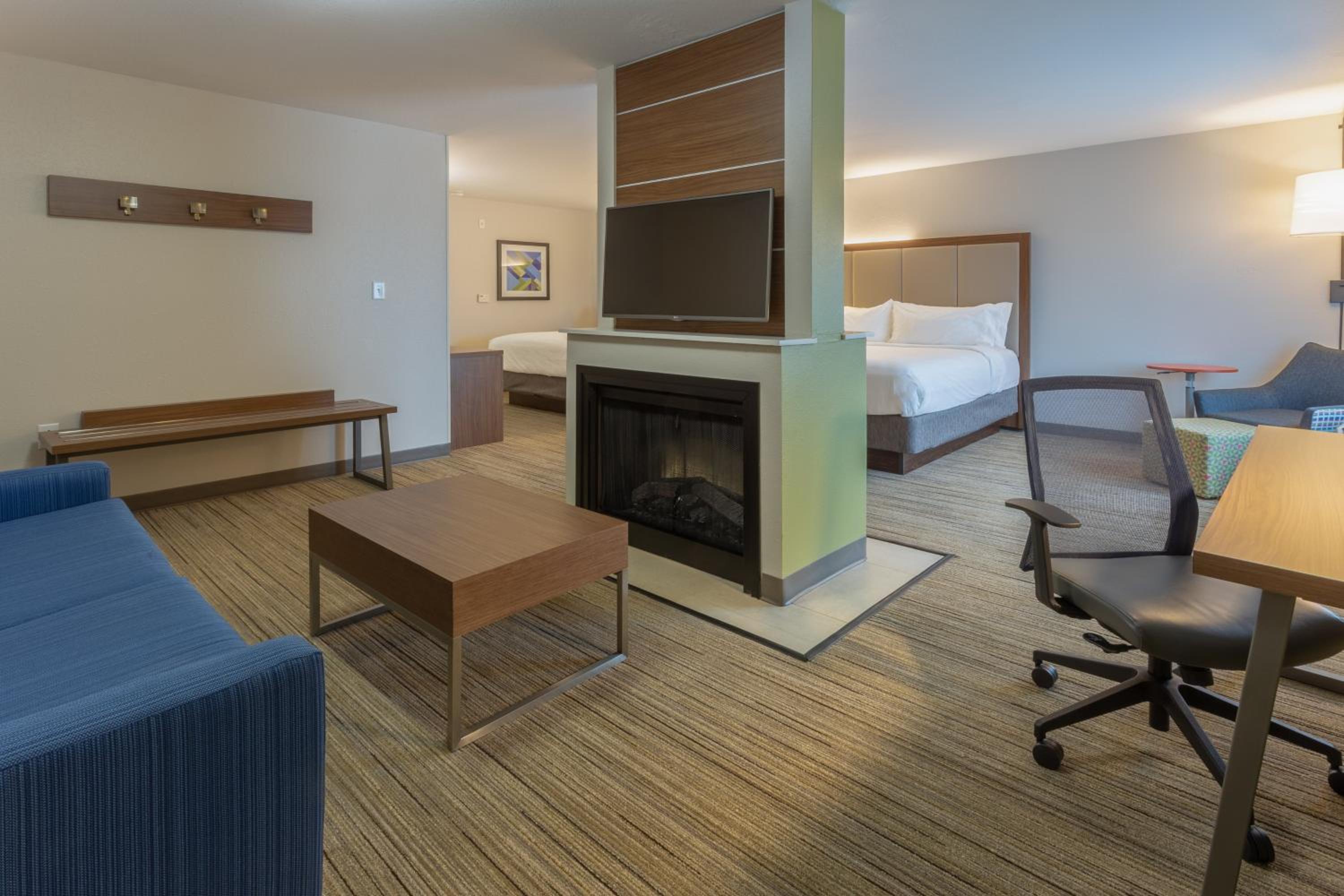 Suite with Two King Beds - Photo 4