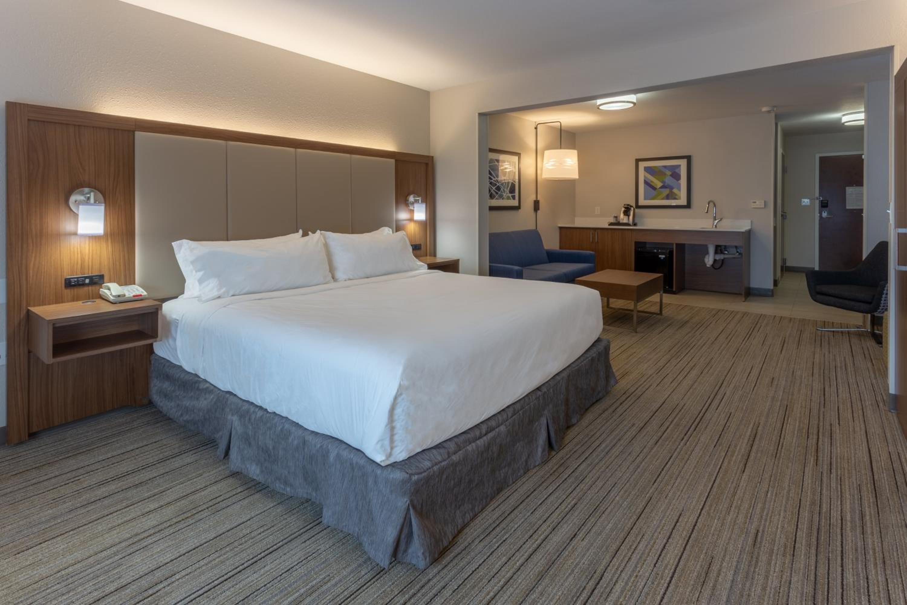 King Suite - Disability Access - Photo 3