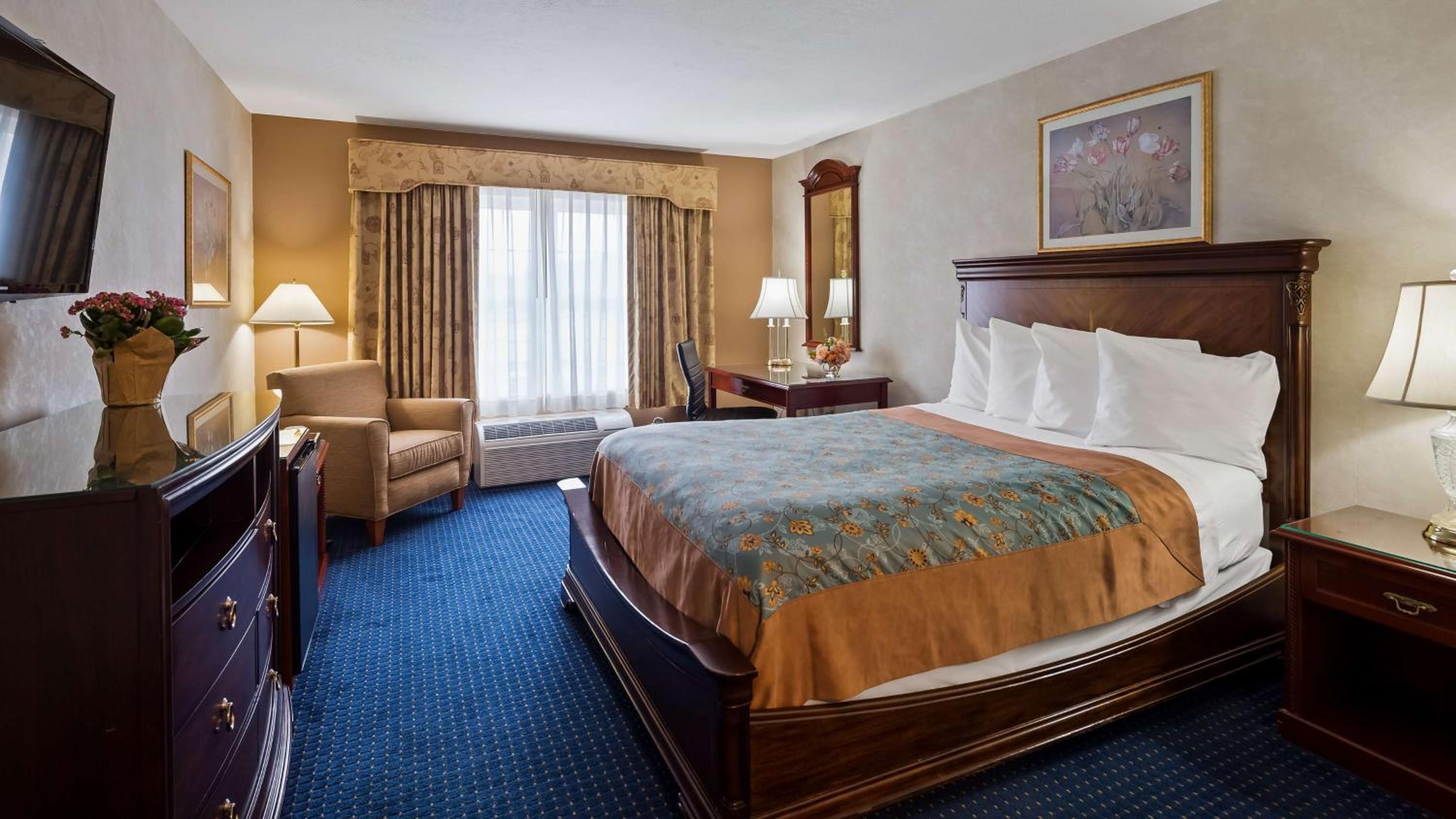 King Suite with Sofa Bed - Non-Smoking - Photo 5