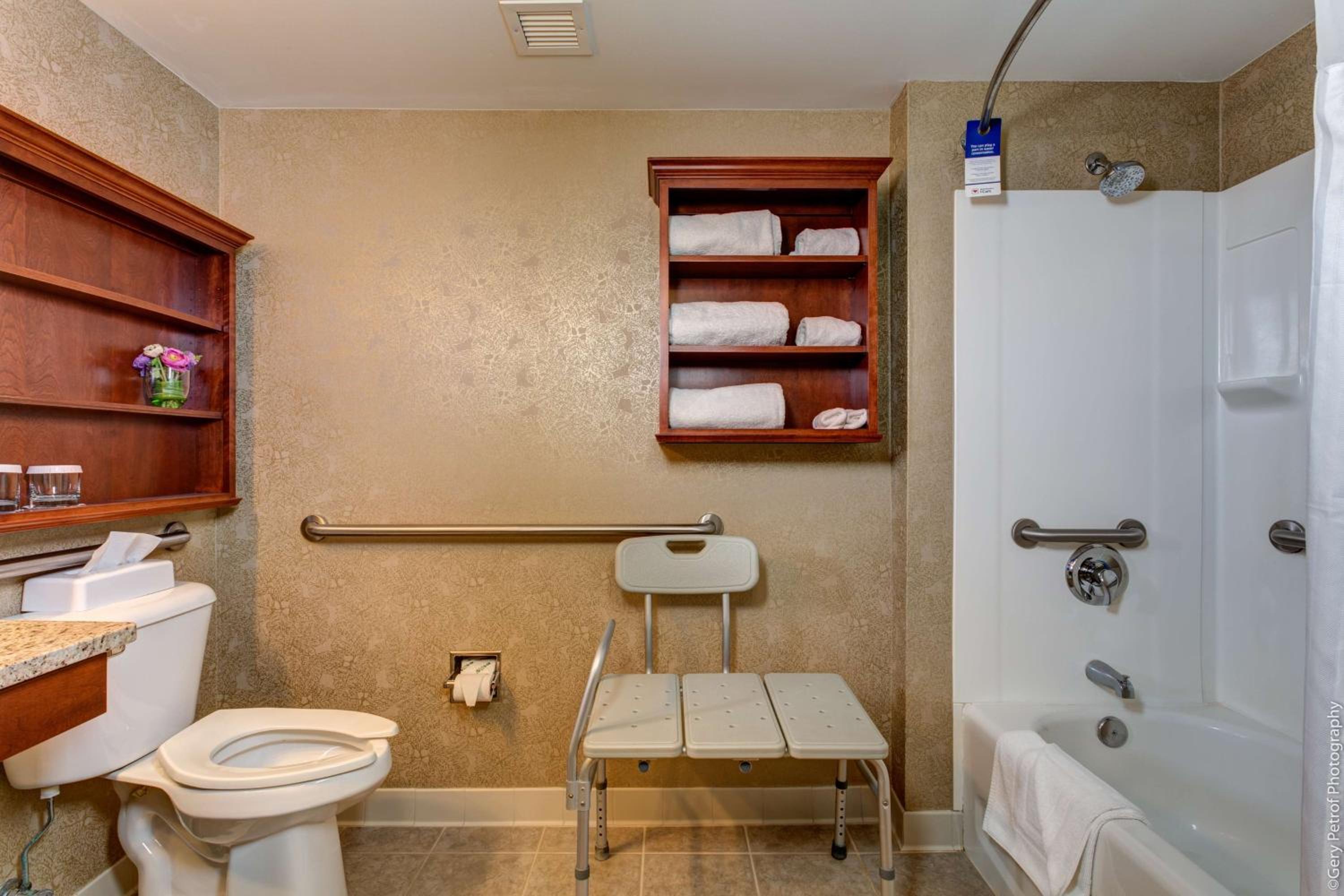 Queen Room with Bath Tub - Disability Access/Non-Smoking  - Photo 4