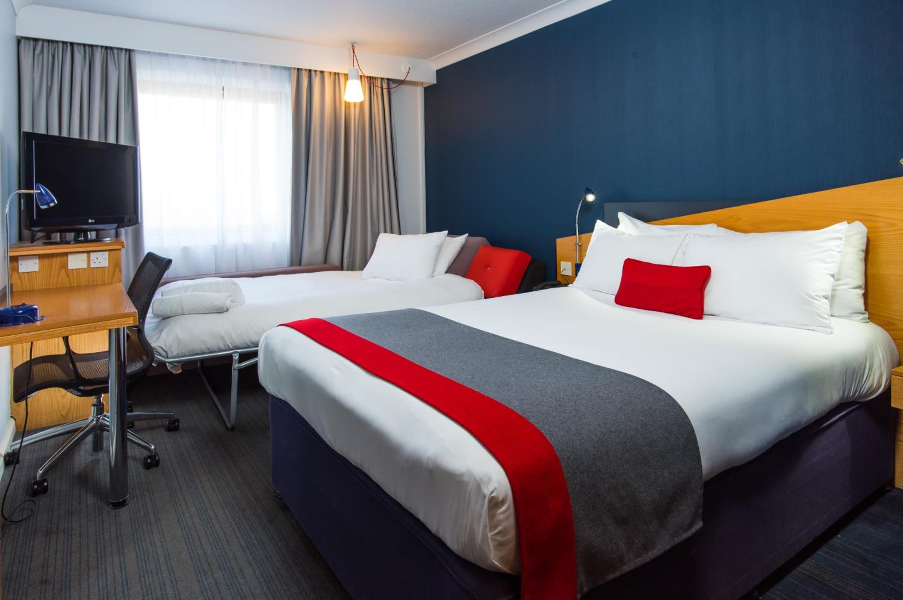 Standard Double Room with Sofa Bed and Free Hot Breakfast - Photo 5