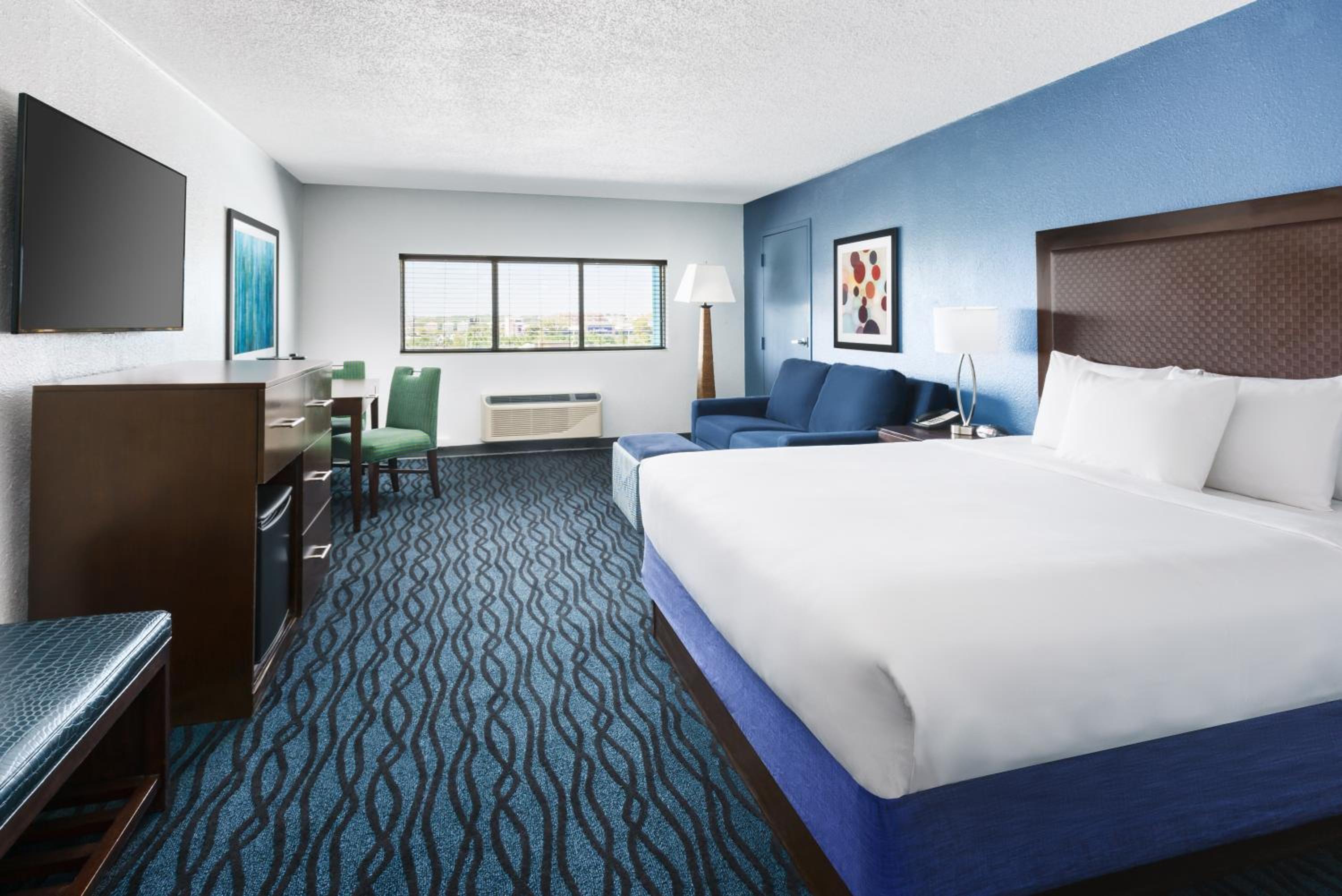 Available room thumbnail 6