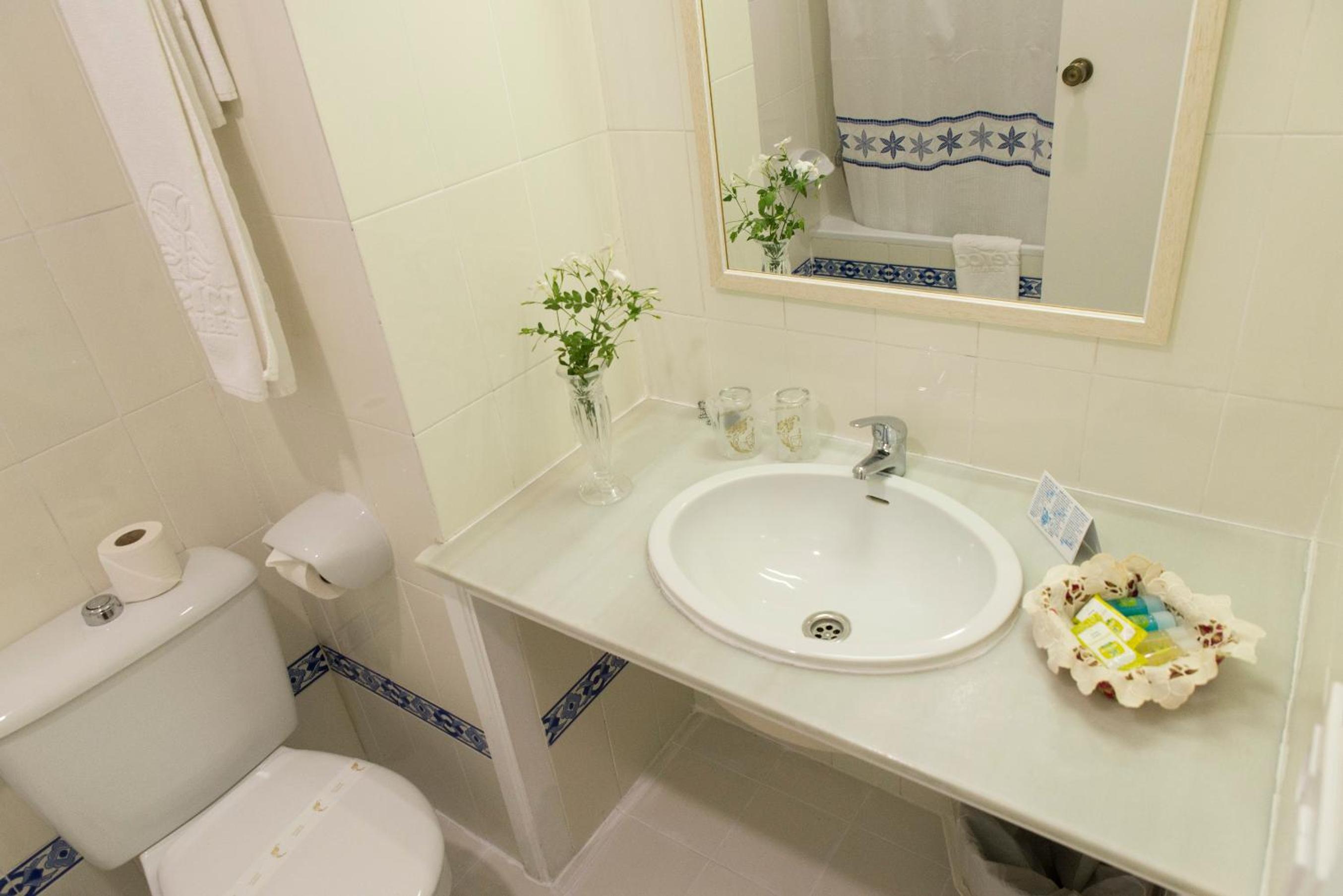 Twin Room - Photo 5