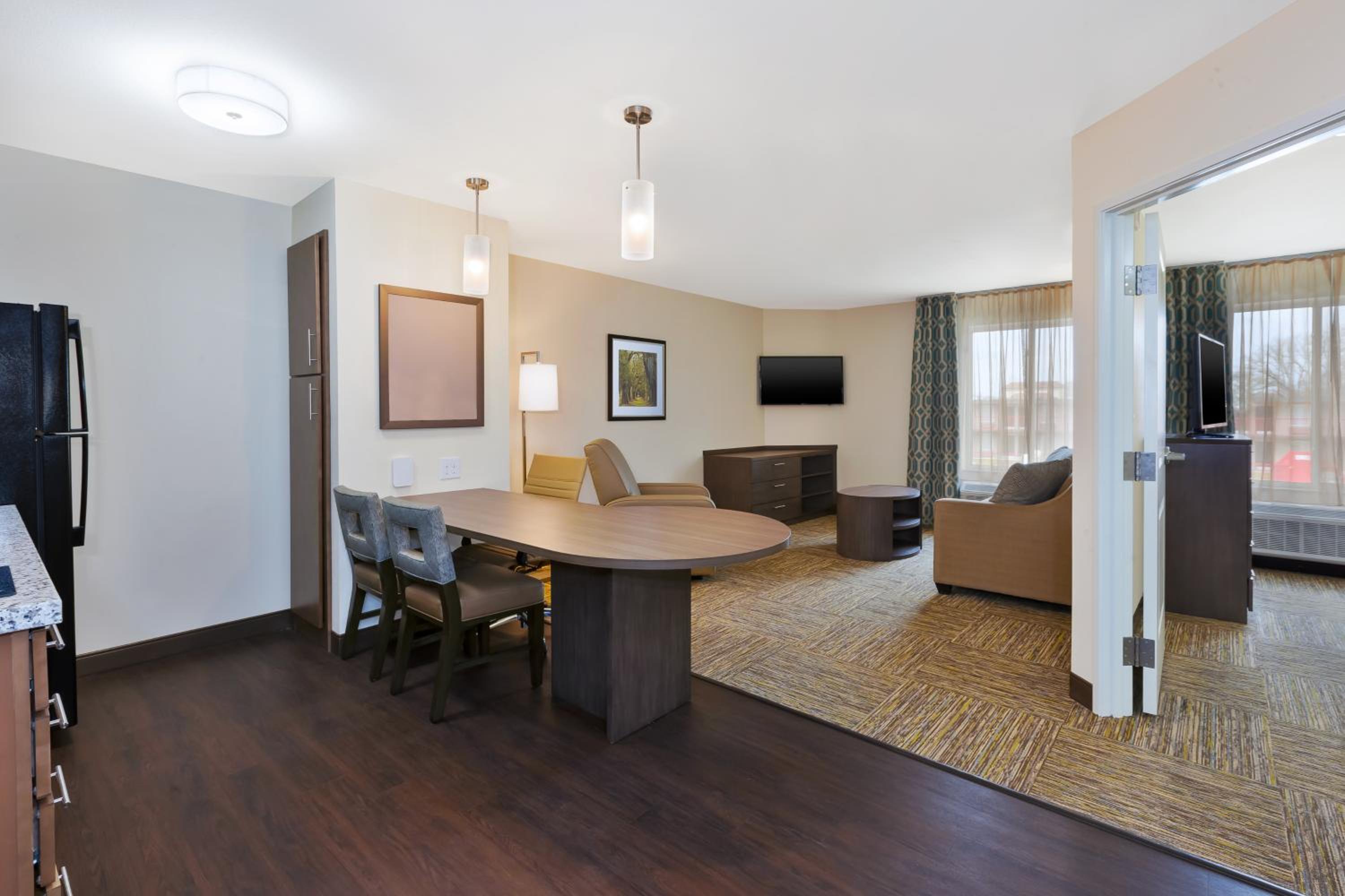 One-Bedroom Queen Suite - Photo 4