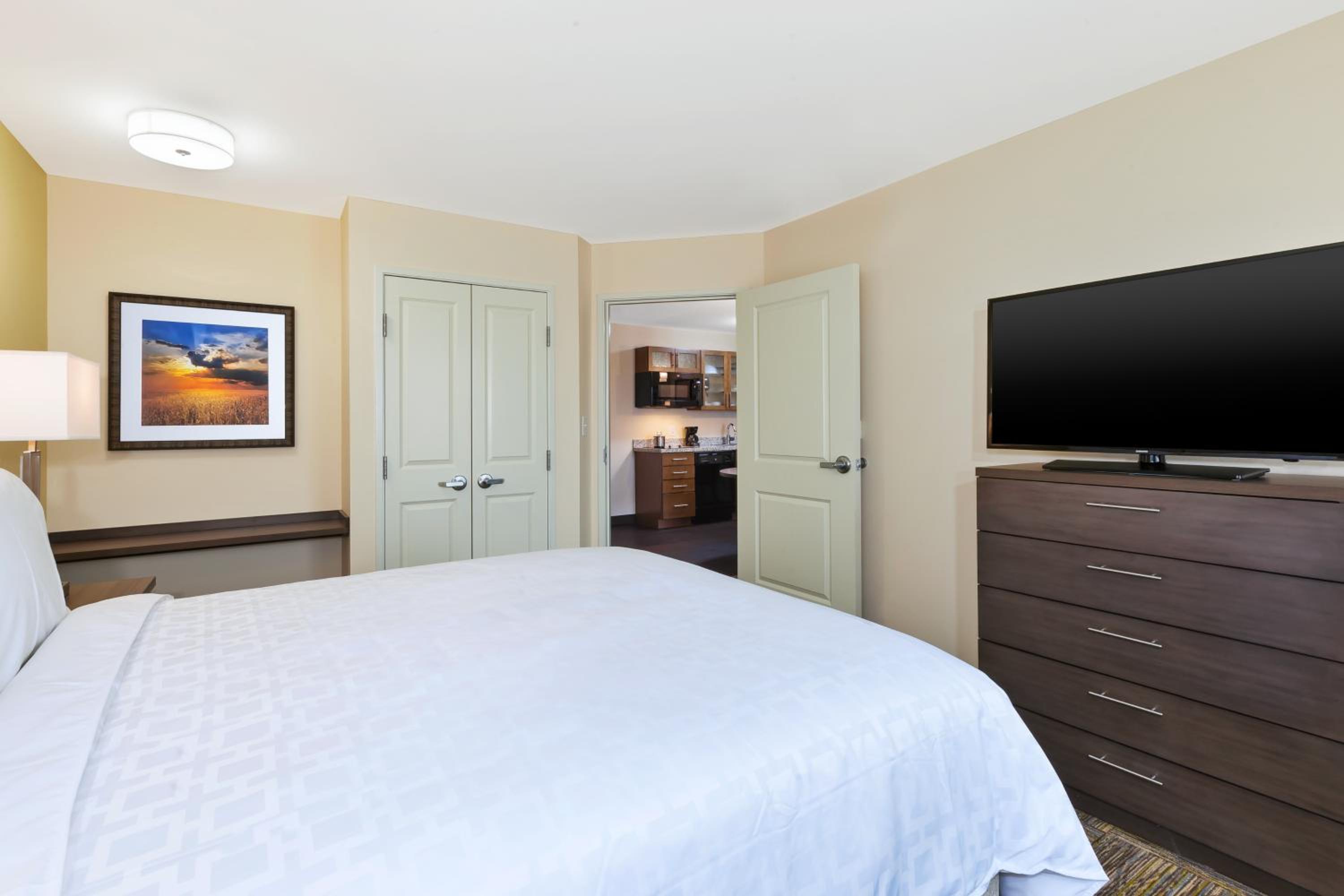 One-Bedroom Queen Suite - Photo 1