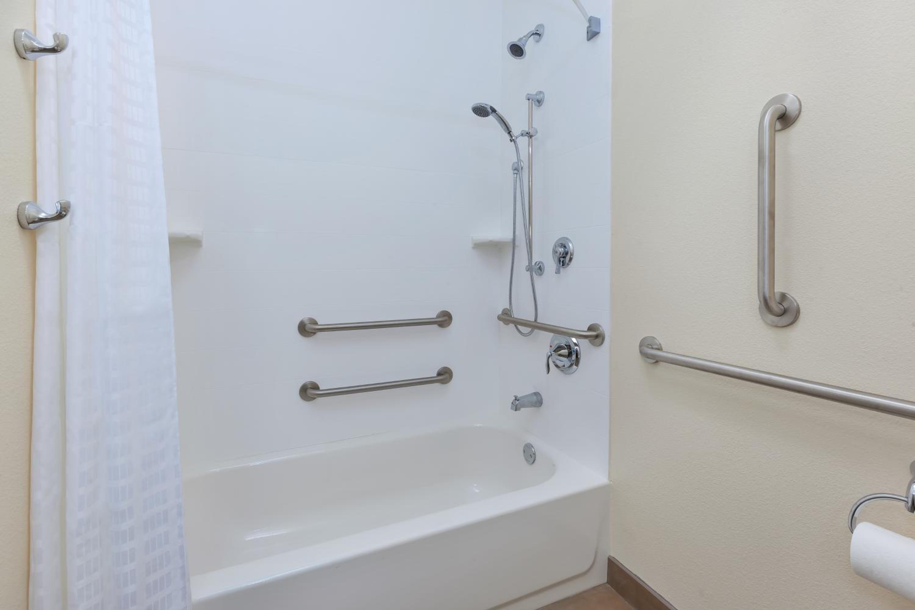 Queen Studio Suite with Bath Tub - Mobility Accessible - Non-Smoking - Photo 8