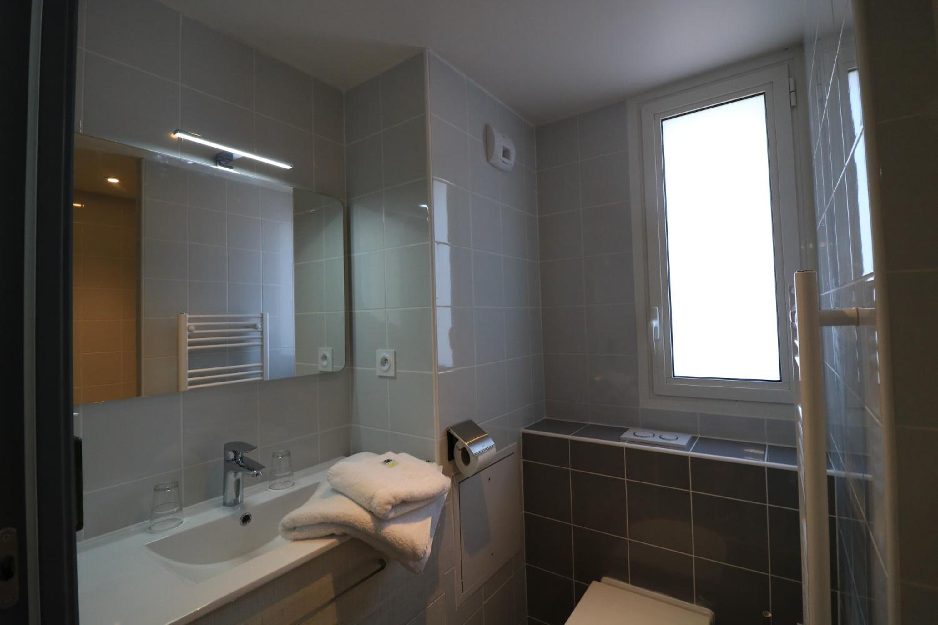 Double Room with Balcony - Photo 9