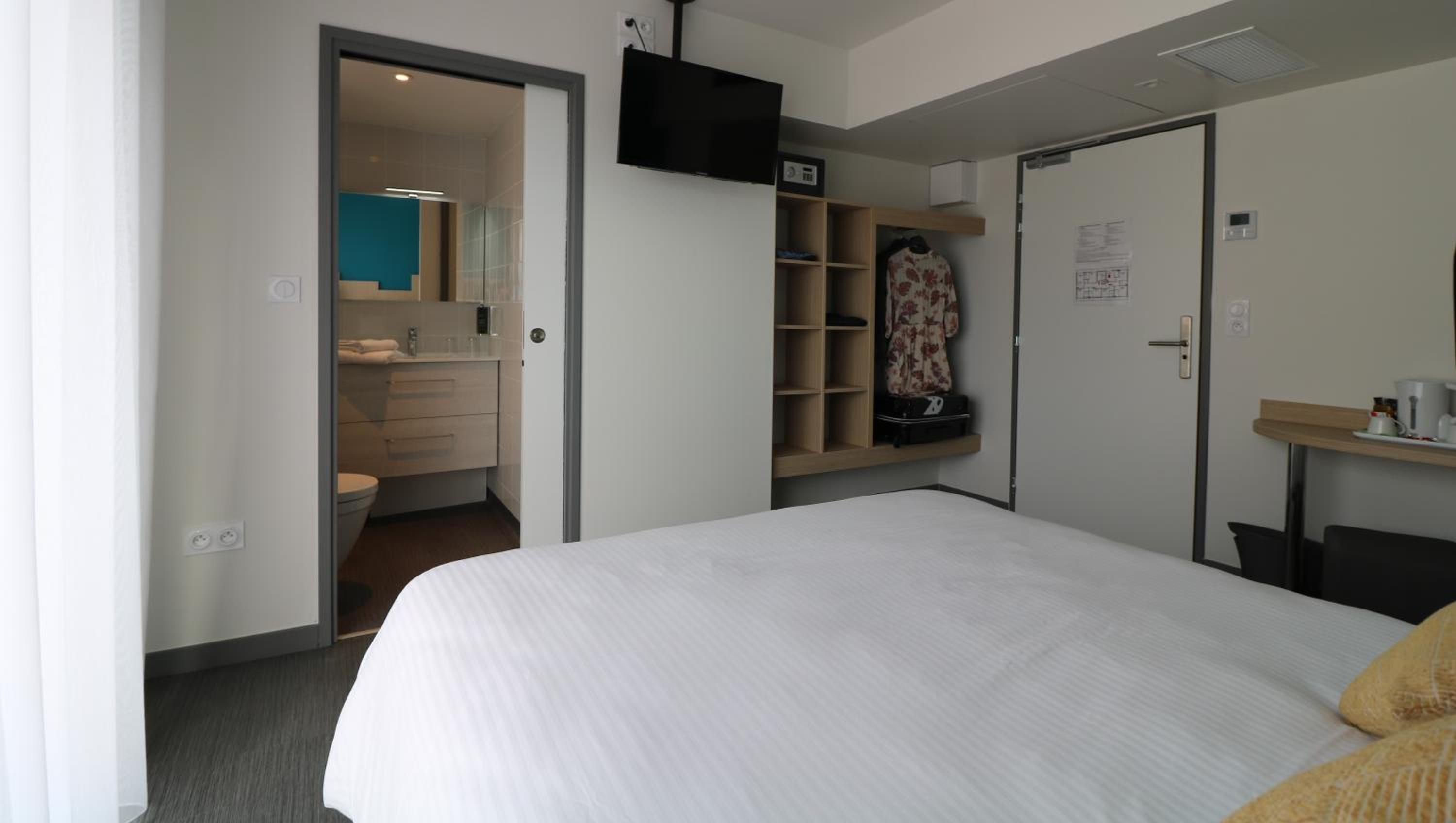 Superior Double Room with Balcony - Photo 2