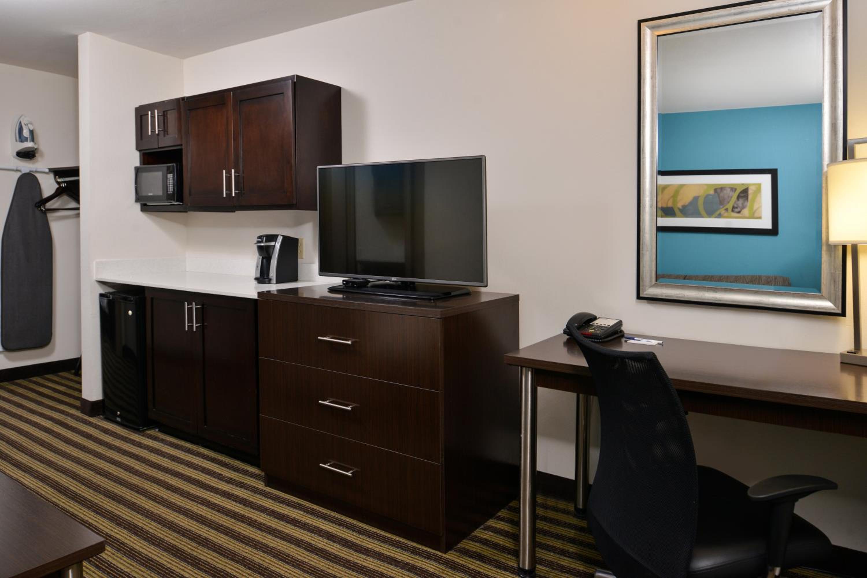 King Suite with Sofa Bed and Walk-In Shower - Photo 3