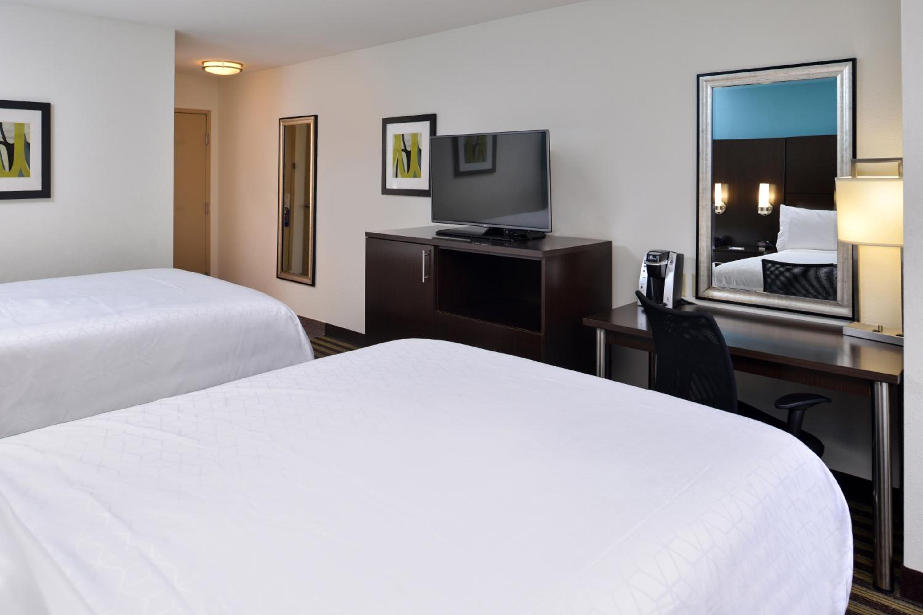 Standard Queen Room with Two Queen Beds and Bath/Shower - Photo 2