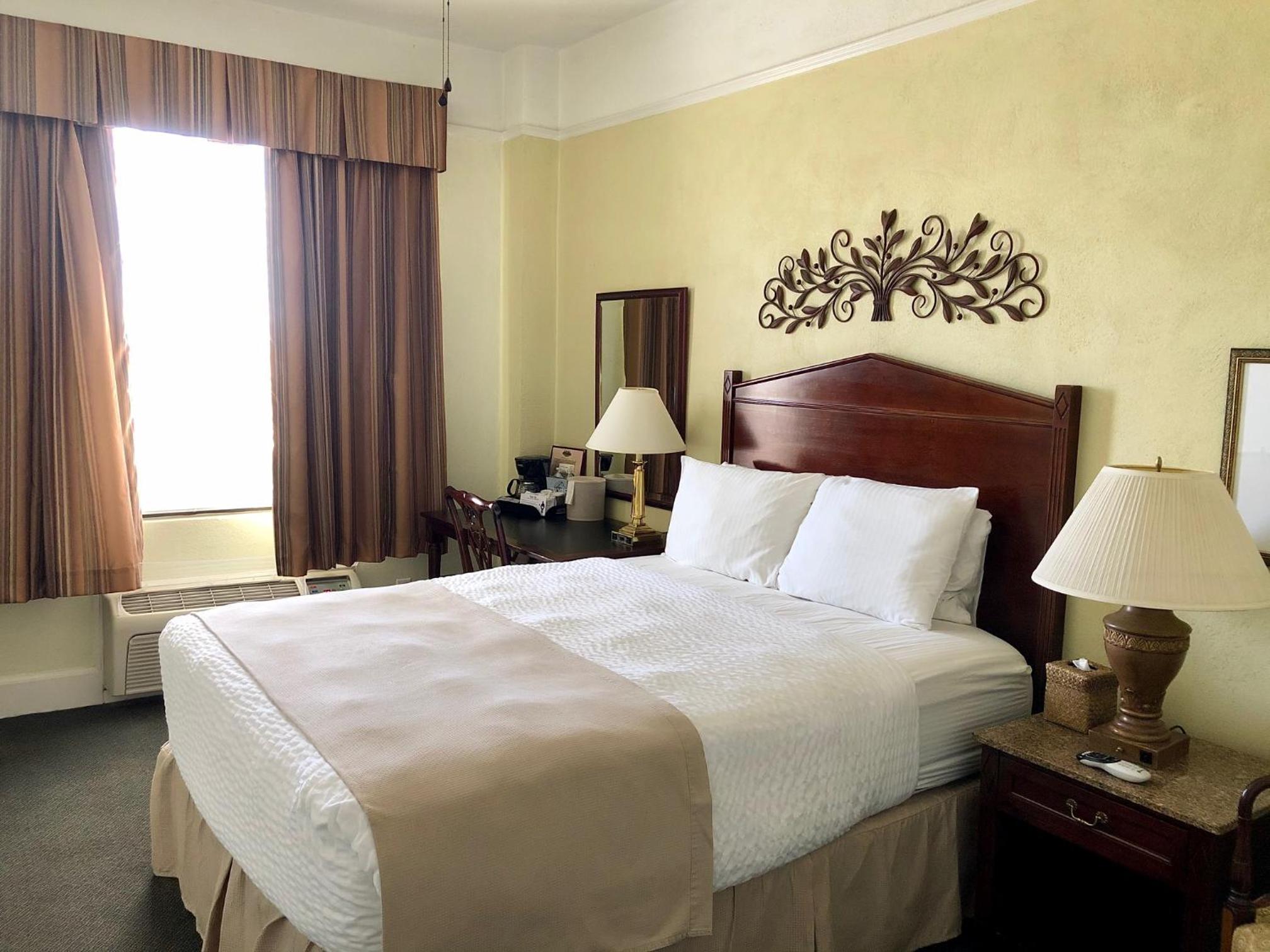 Queen Room photo 2