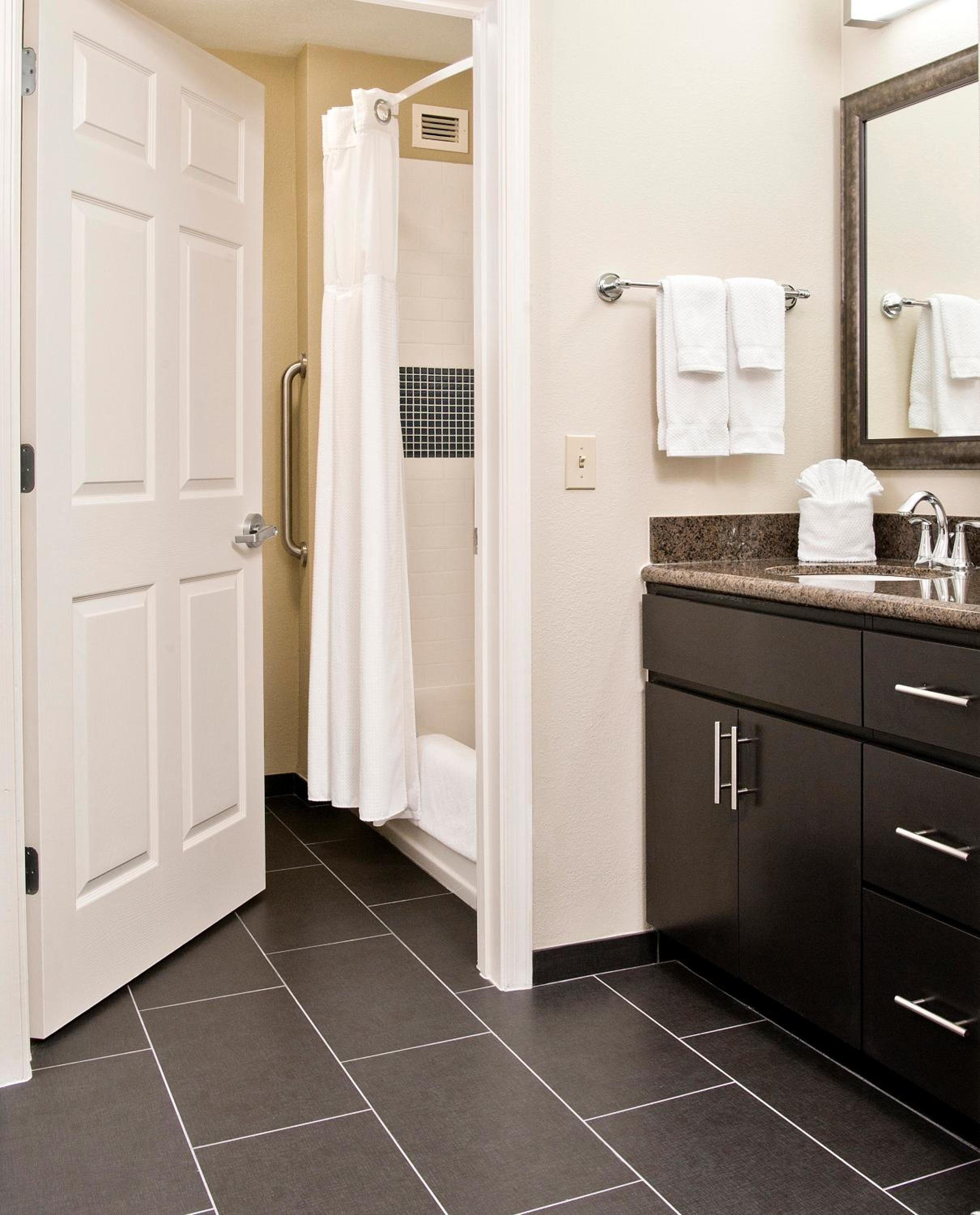 One-Bedroom Queen Suite - Photo 2