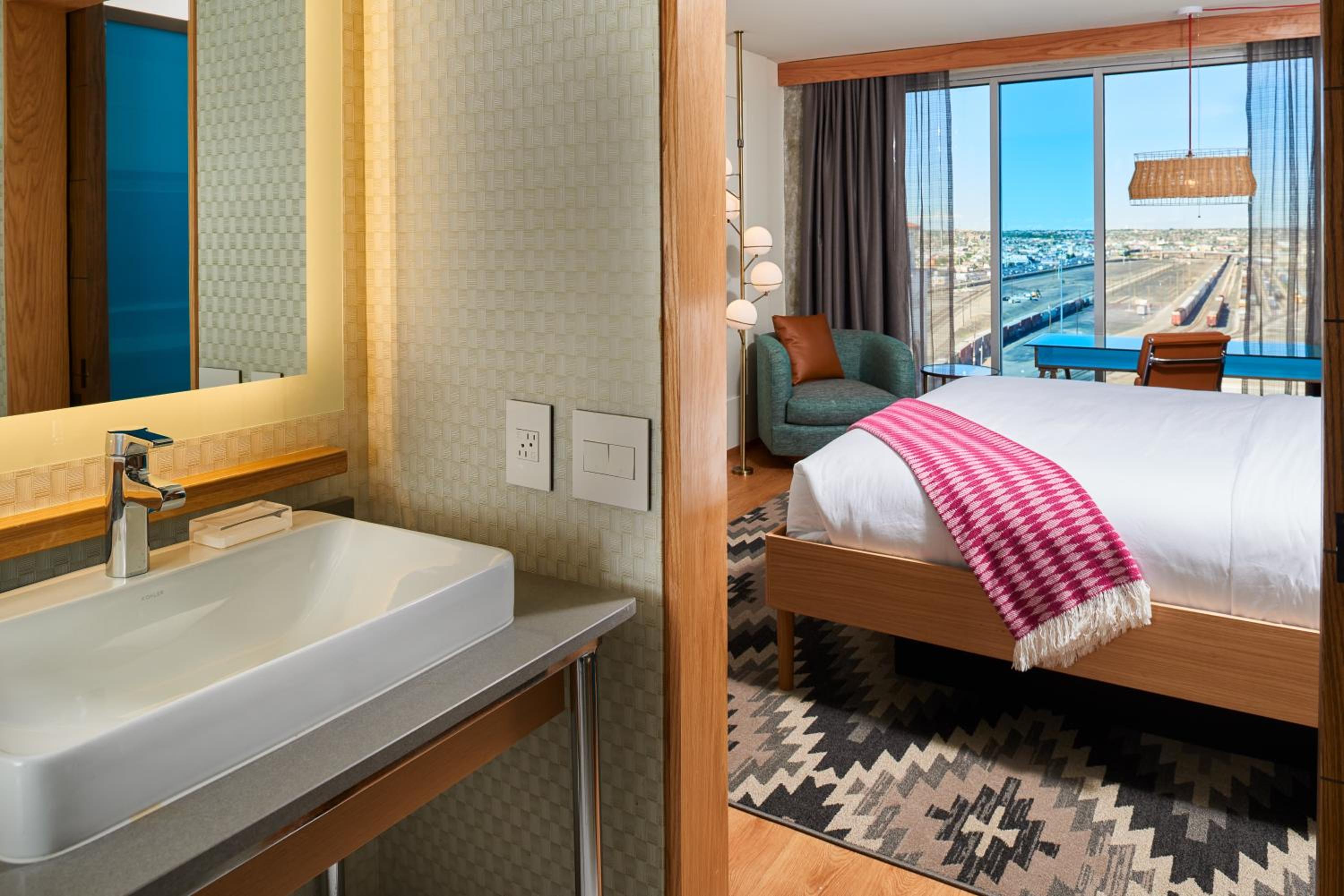 King Room - Hearing Accessible photo 2