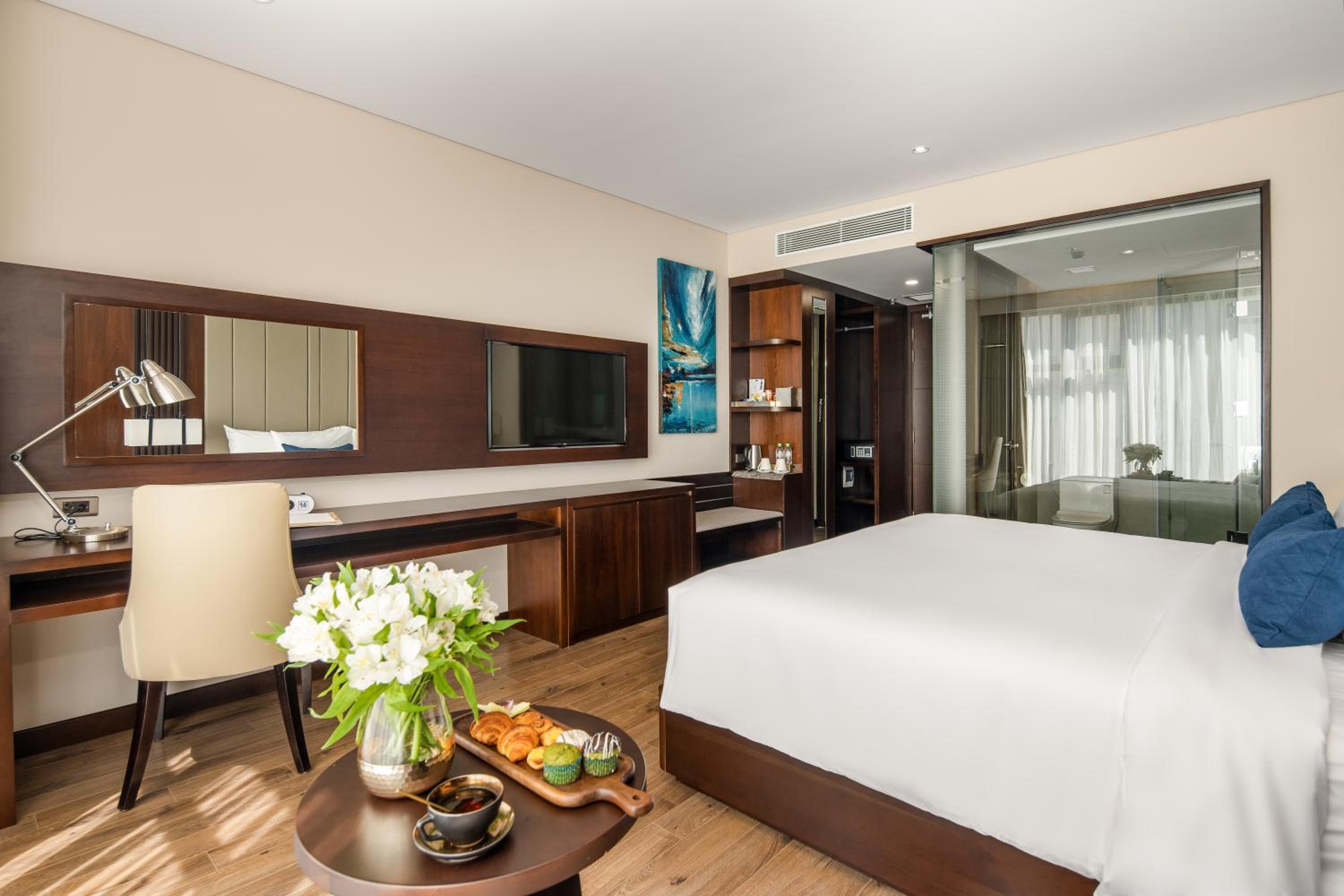  Premier Deluxe King with Partial Sea View - Photo 4