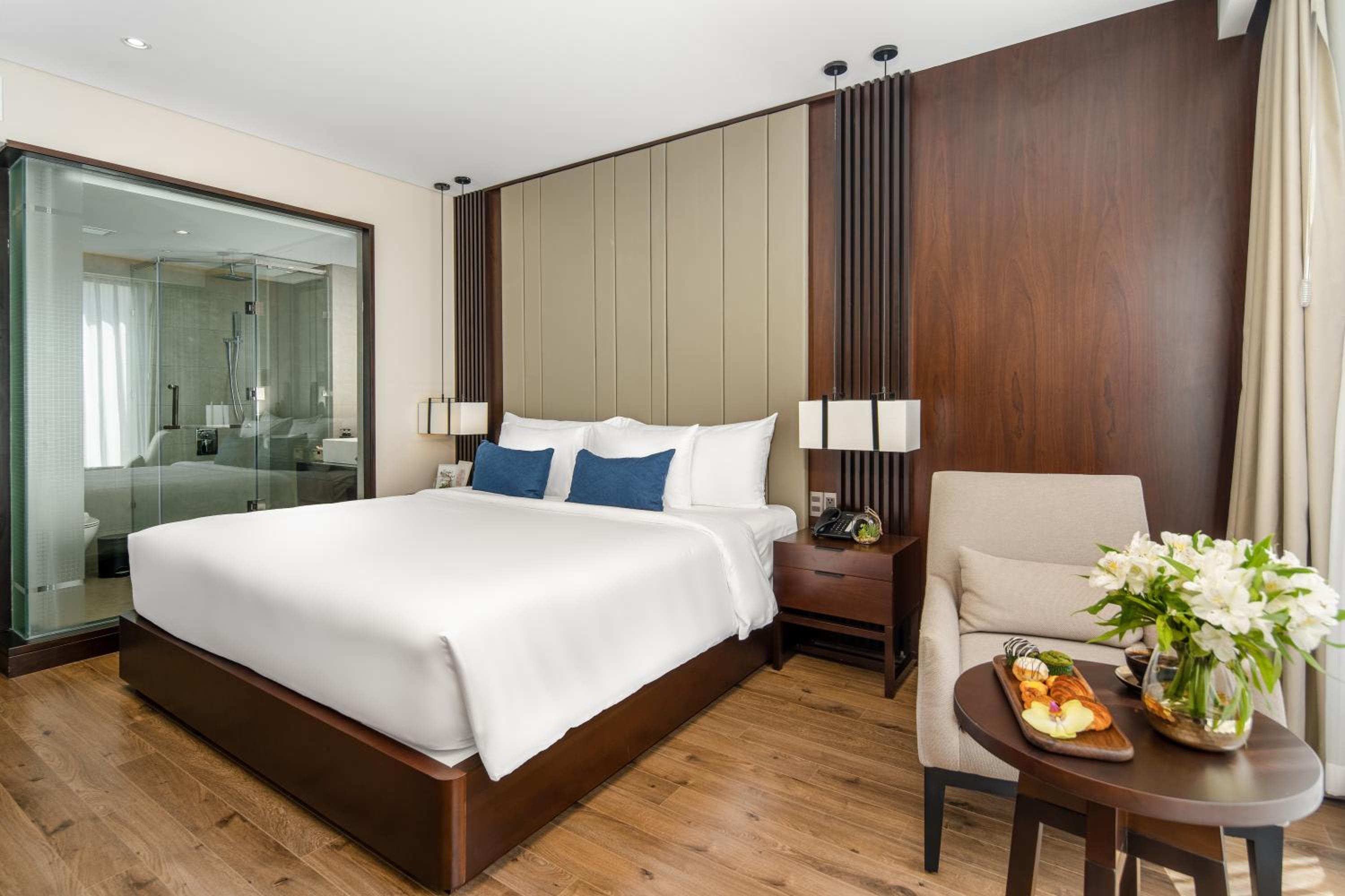  Premier Deluxe King with Partial Sea View - Photo 5