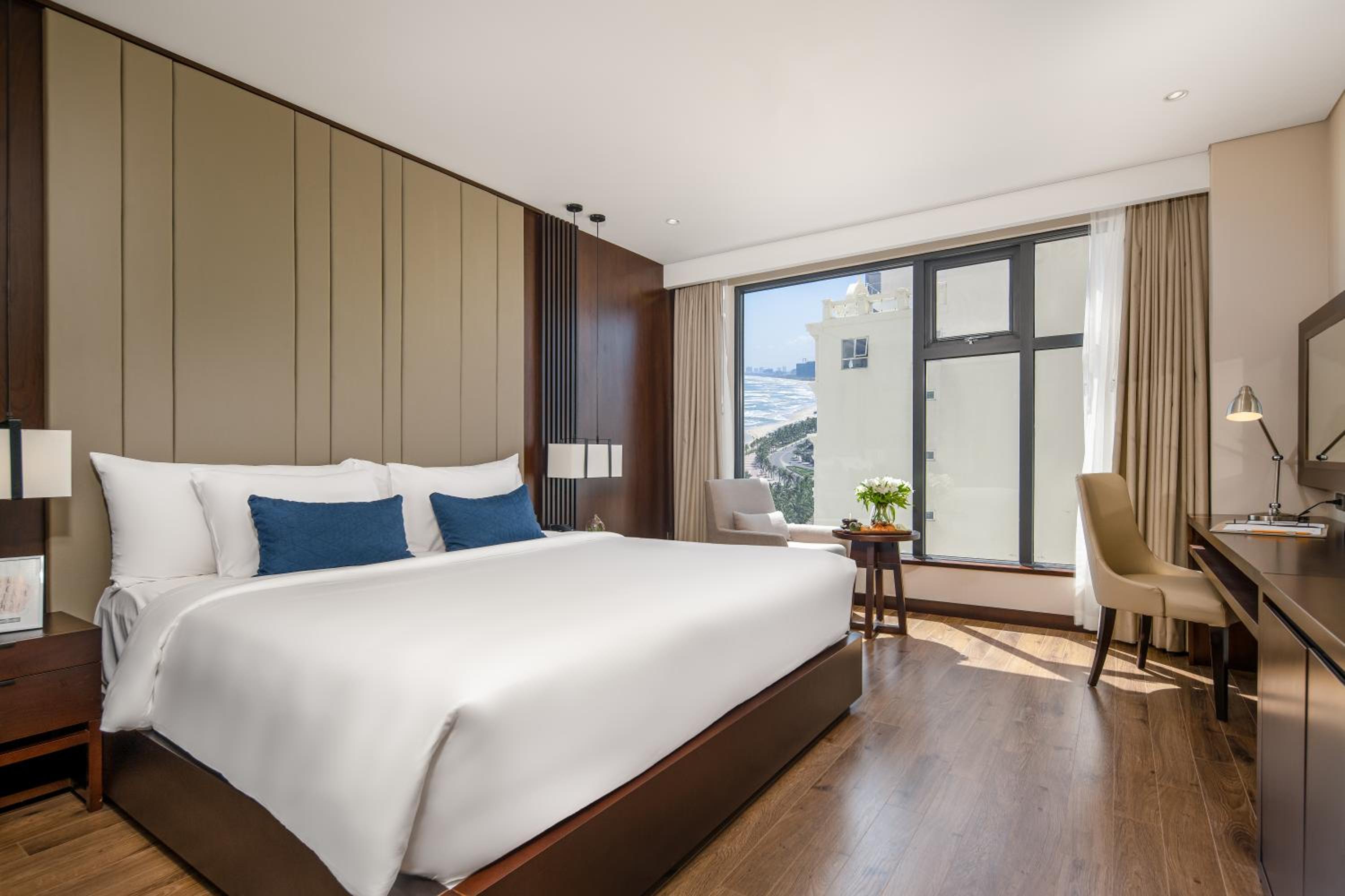  Premier Deluxe King with Partial Sea View - Photo 1