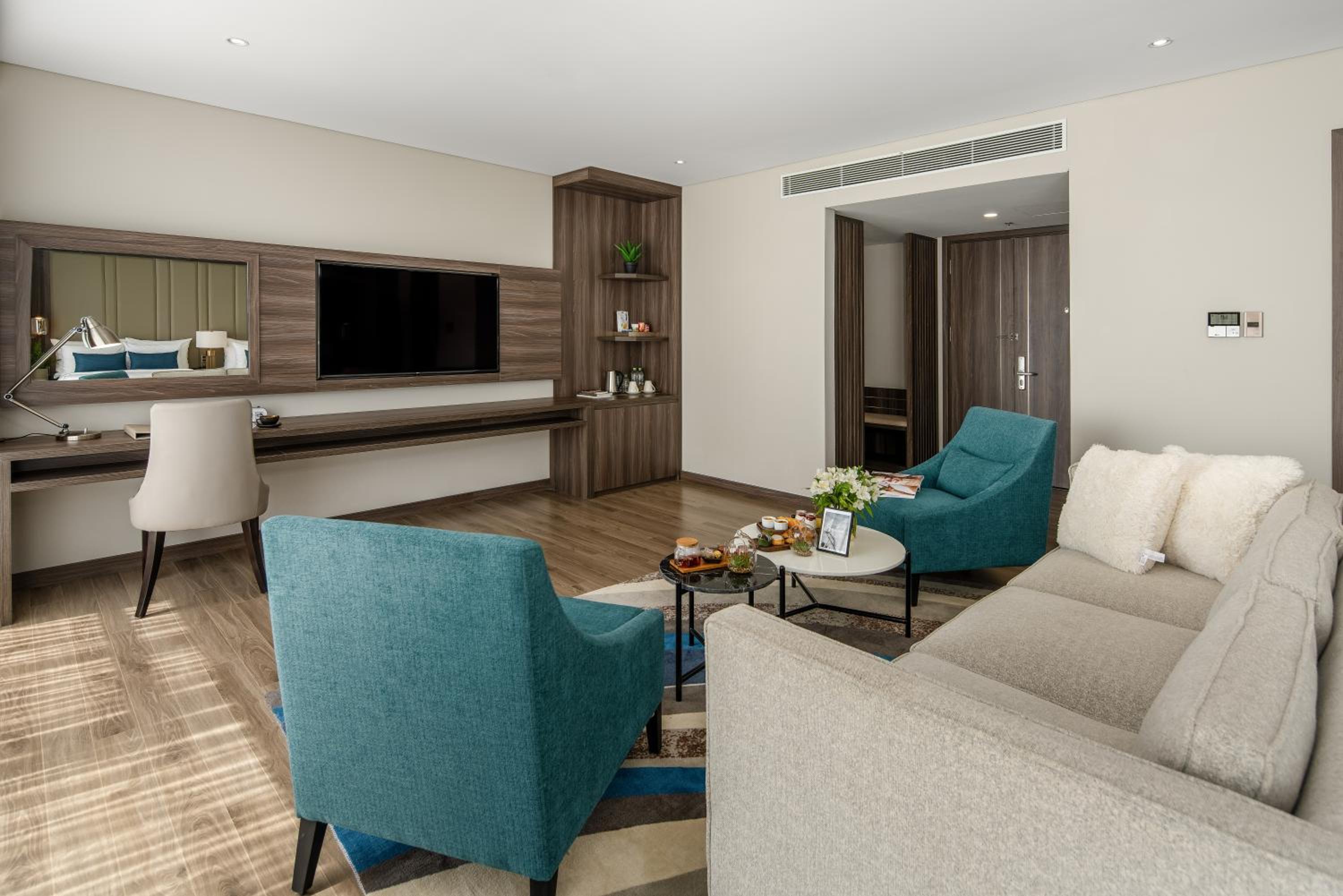 Executive Family with Partial Sea View - Photo 4