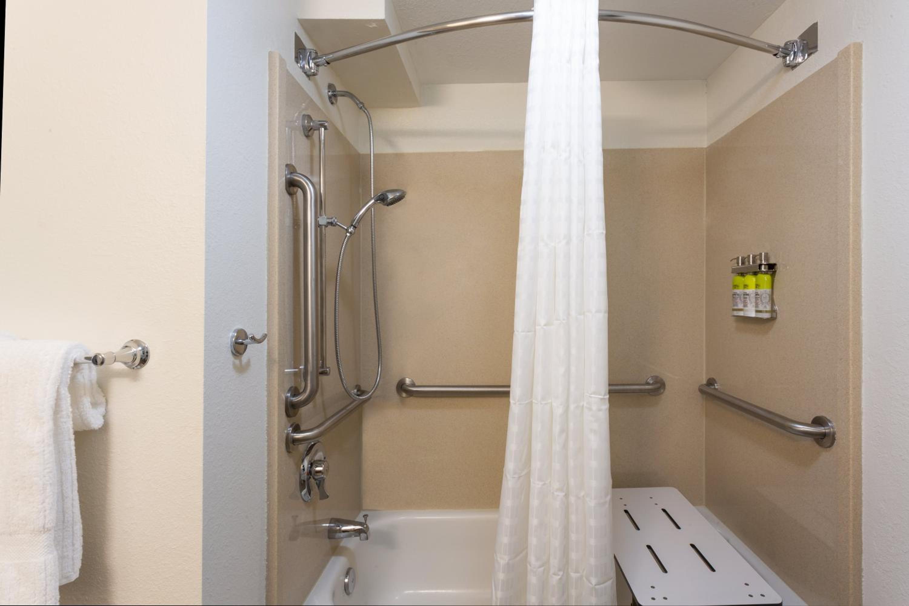 Queen Studio - Disability Access Tub photo 3