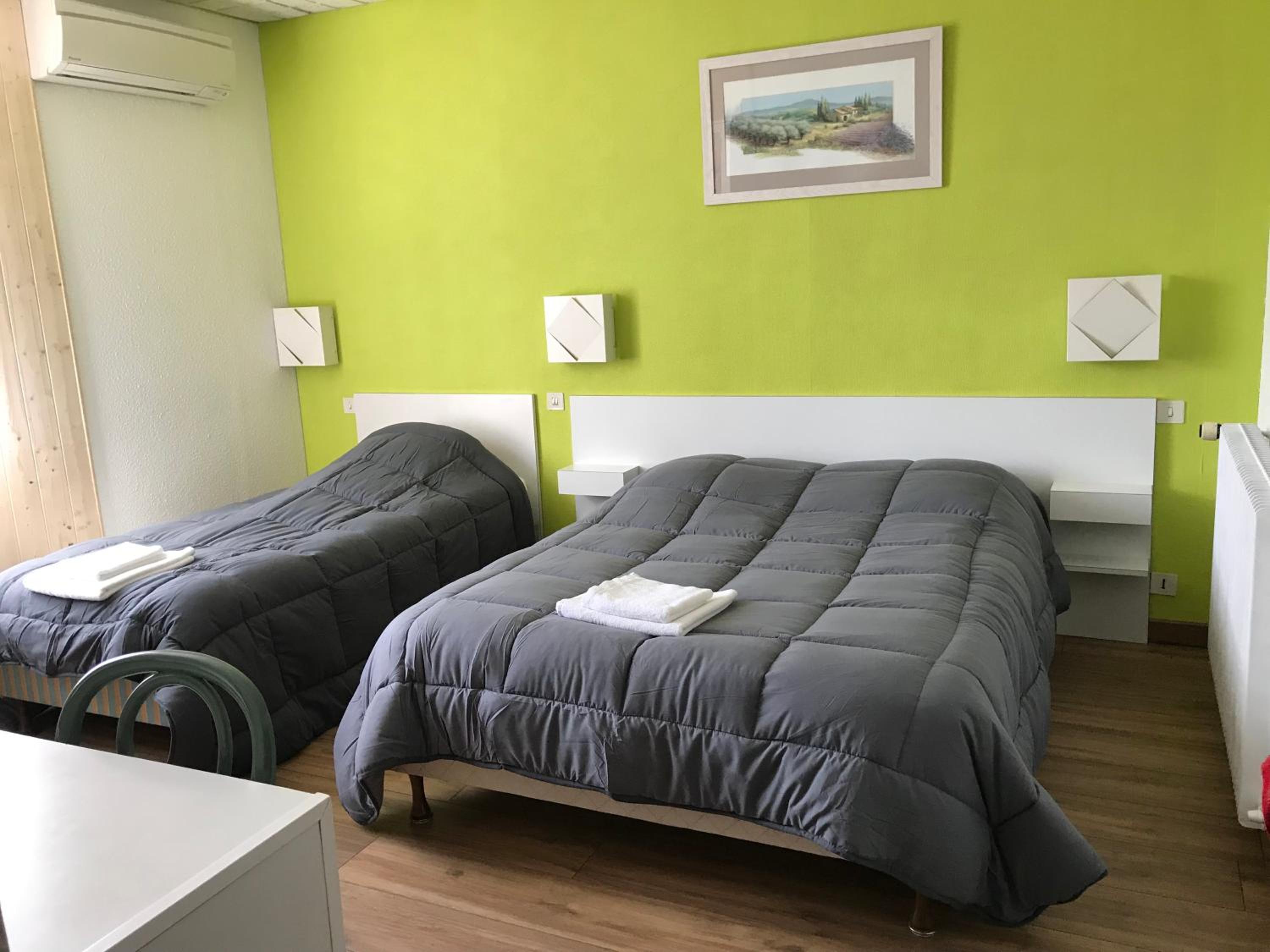 Superior Triple Room with Air Conditioning - Photo 12
