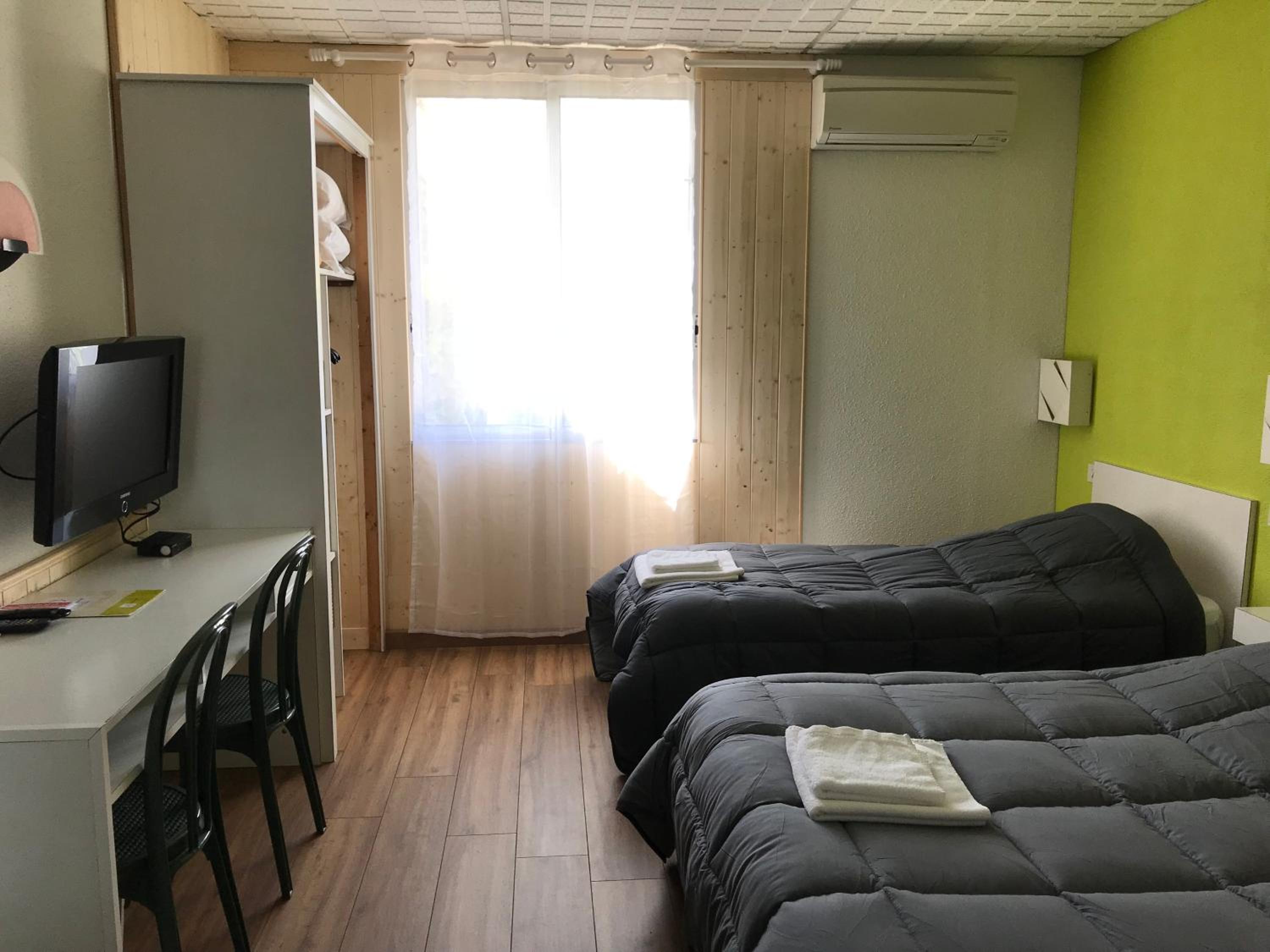 Superior Triple Room with Air Conditioning - Photo 13