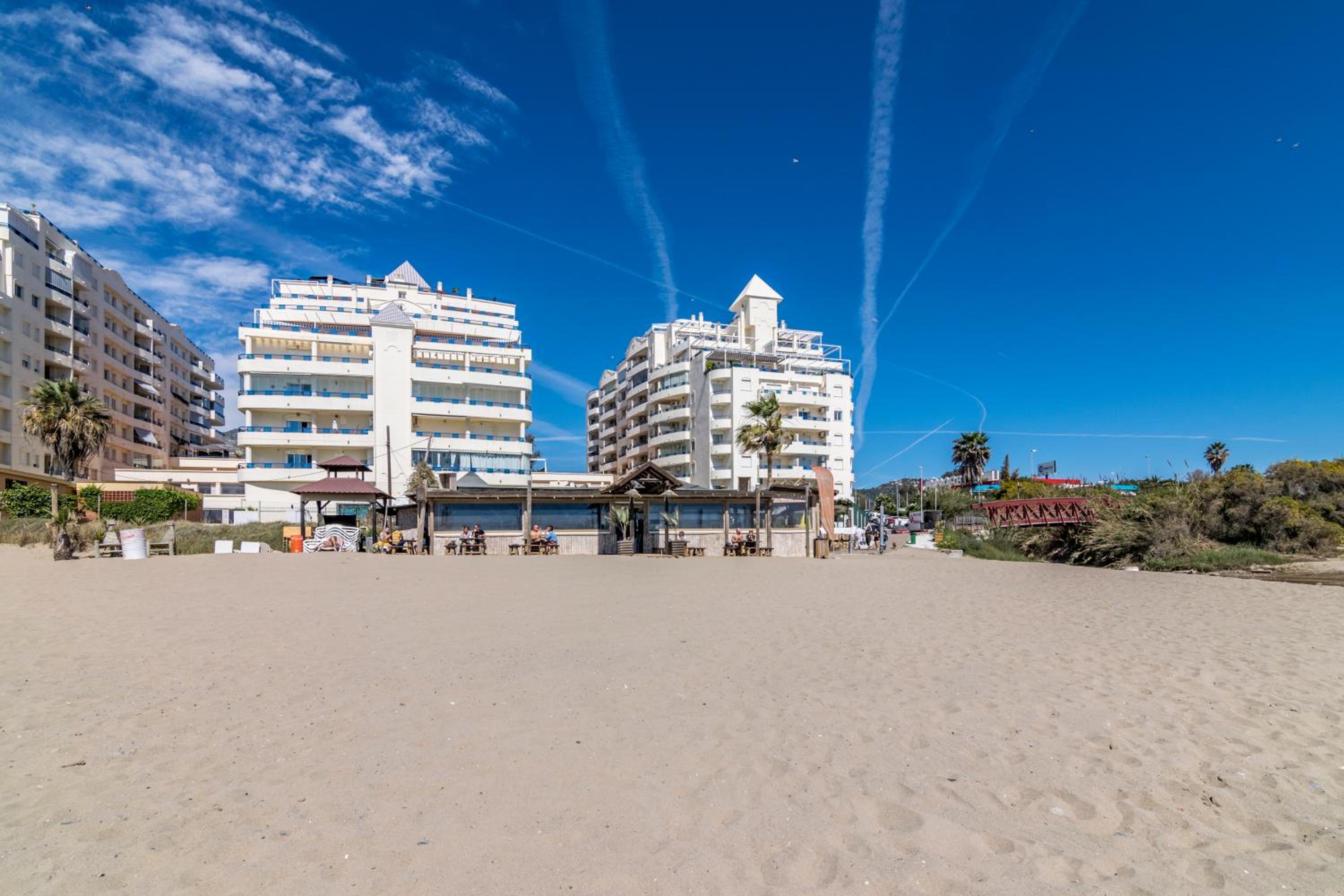 Three-Bedroom Apartment with Lateral Sea Views thumbnail 5