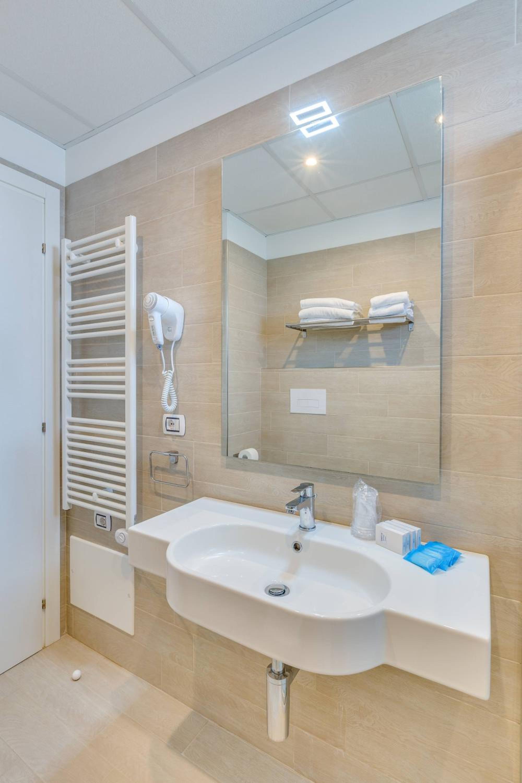 Family Suite (2 Adults + 2 Children) with Balcony - Photo 10