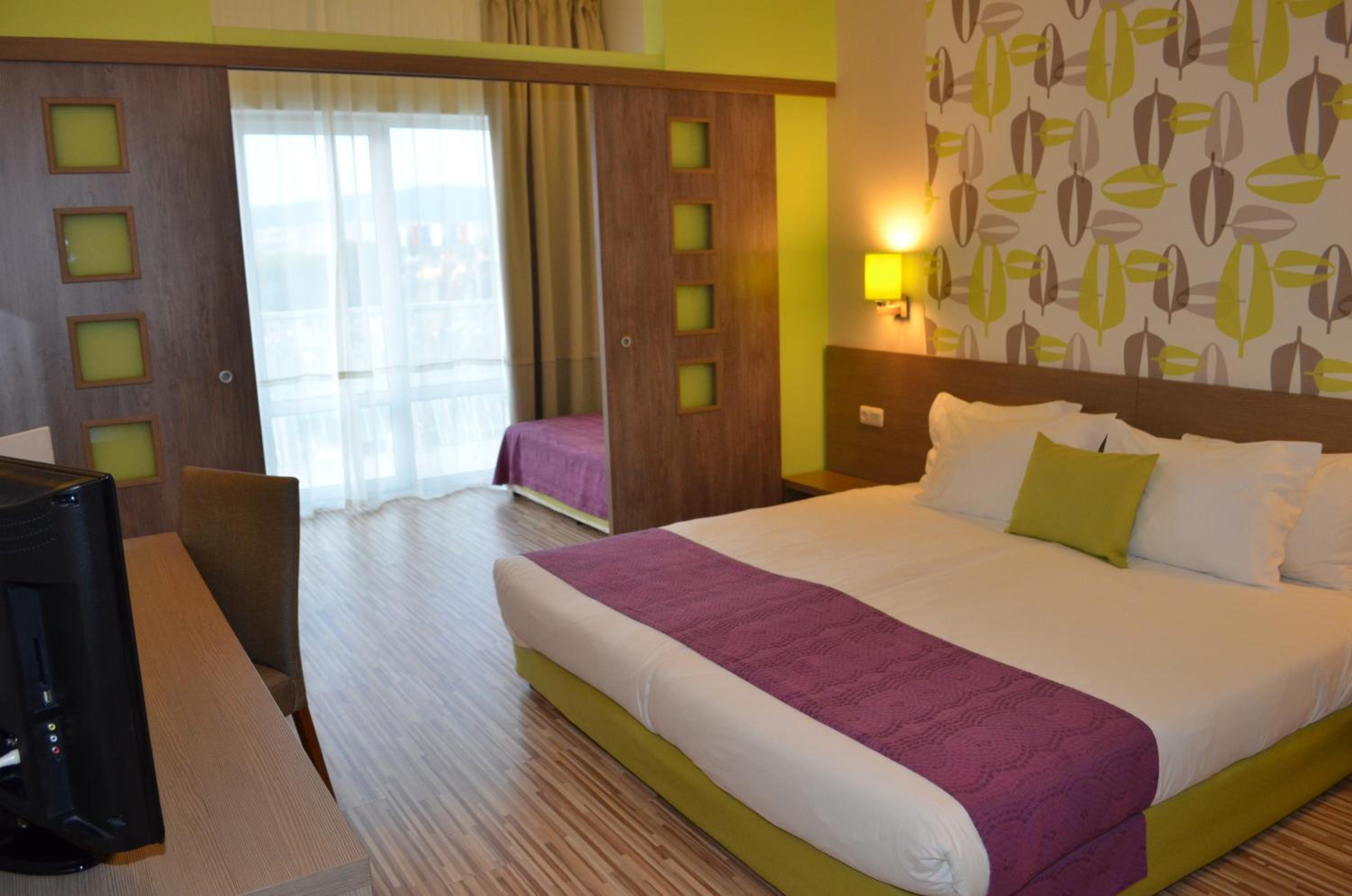 One-Bedroom Suite with Sliding Door and Balcony photo 1