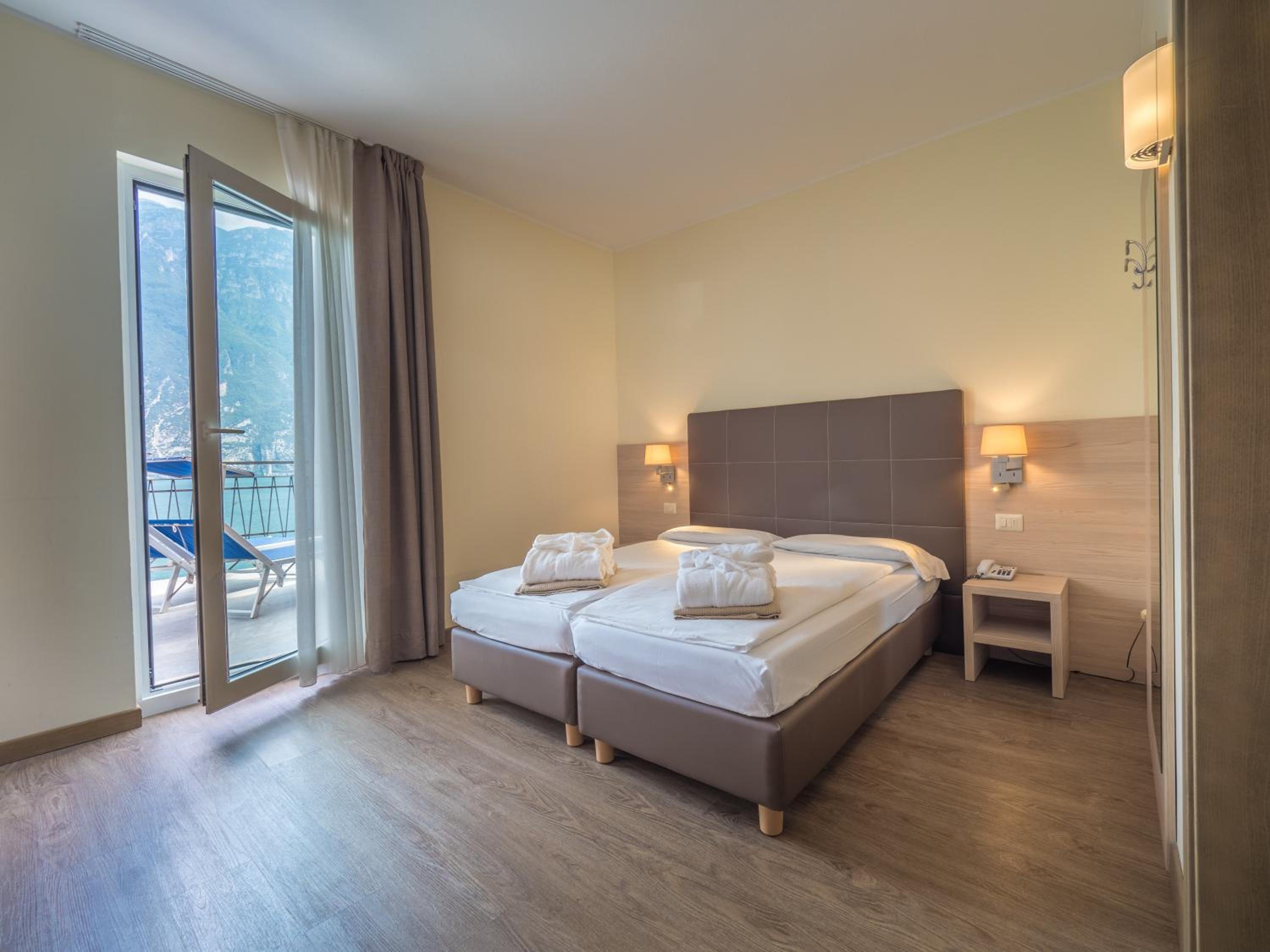 Twin Room with Terrace and Lake View photo 3