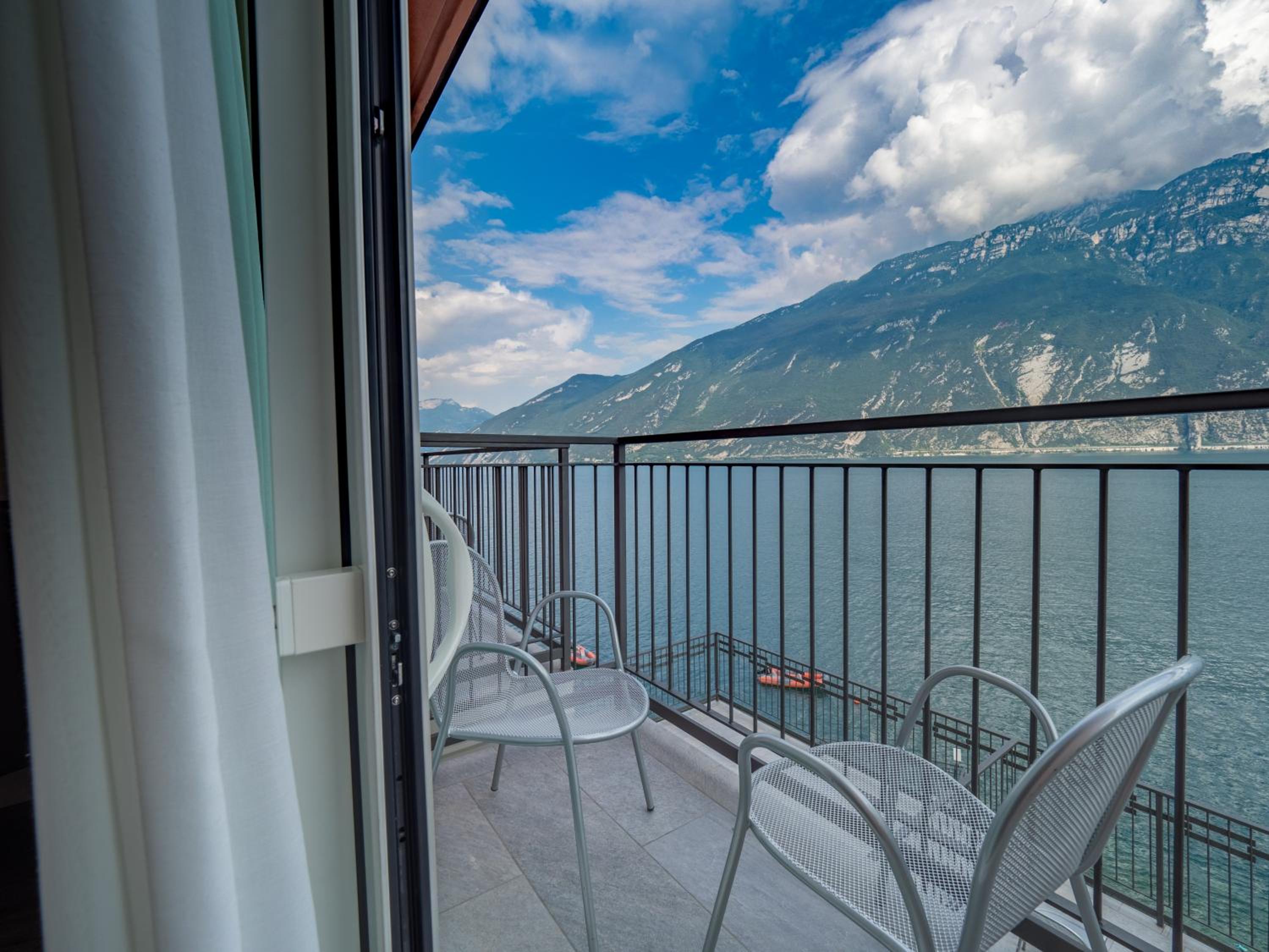 Double Room with Balcony and Lake View photo 2