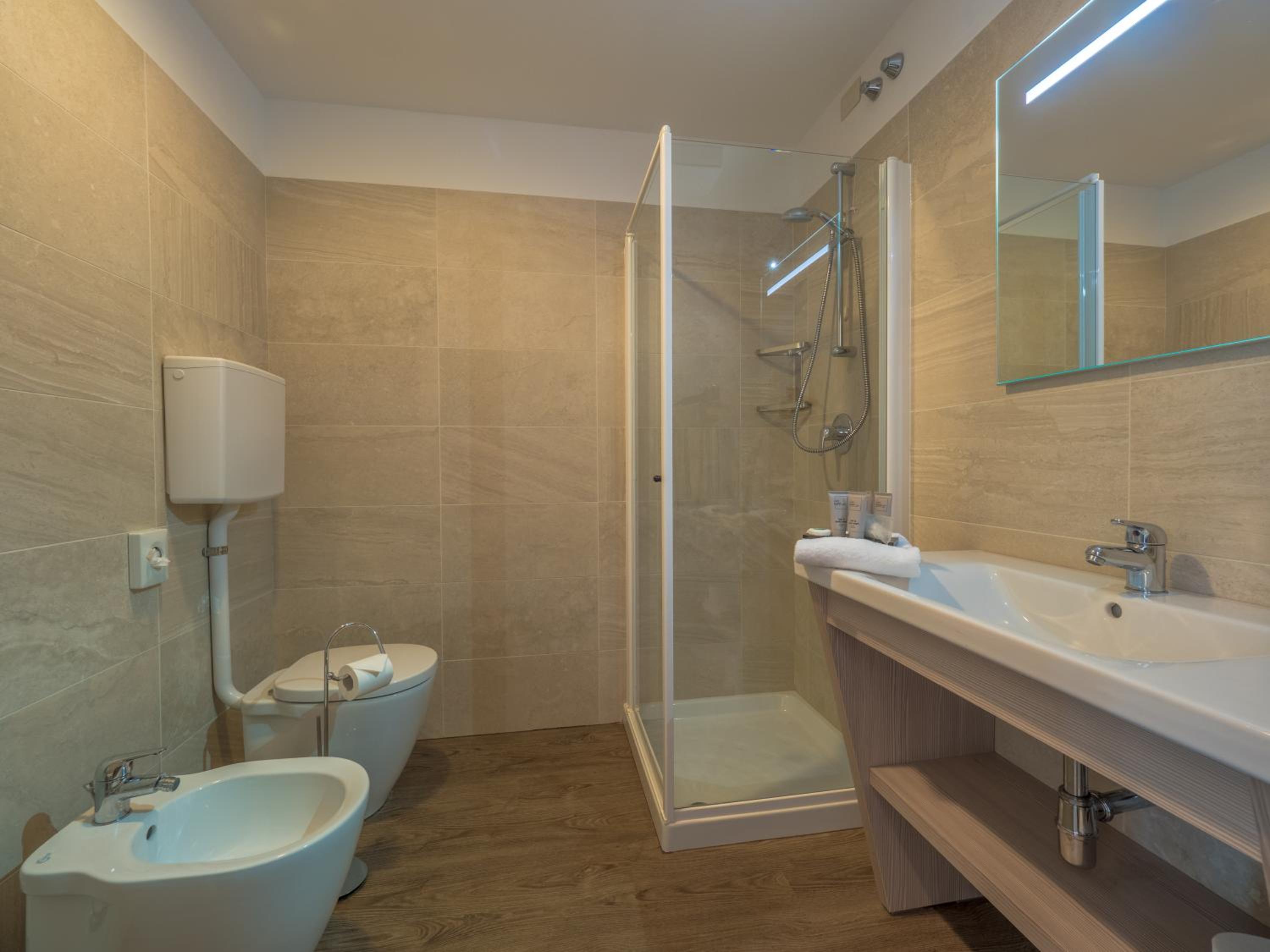 Double Room with Balcony and Lake View photo 3