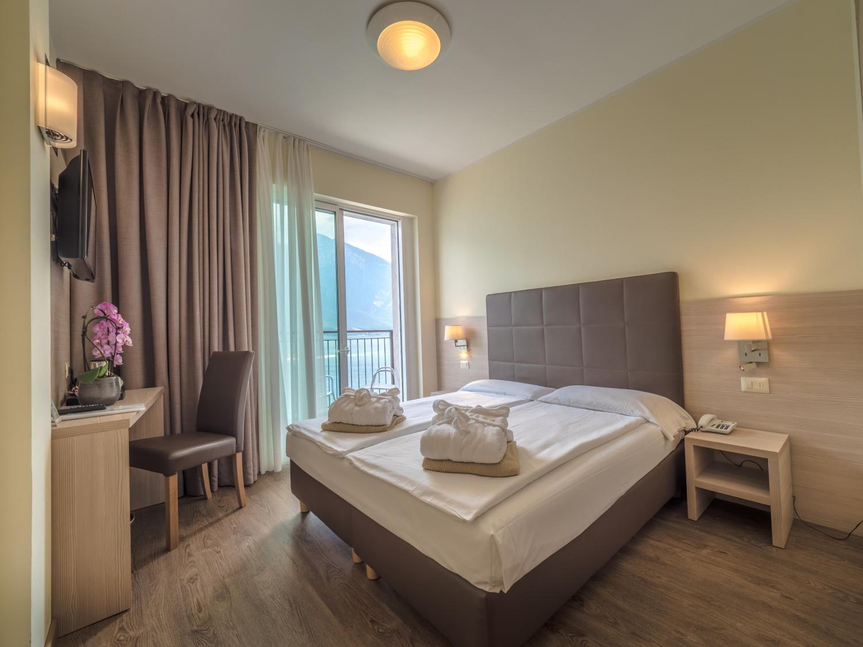 Doppelzimmer mit Balkon und Seeblick
