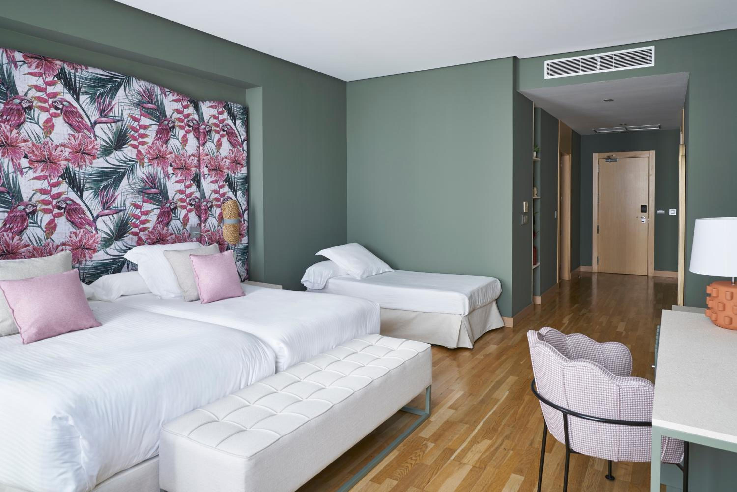 Double Room with Extra Bed (3 Adults) - Photo 3