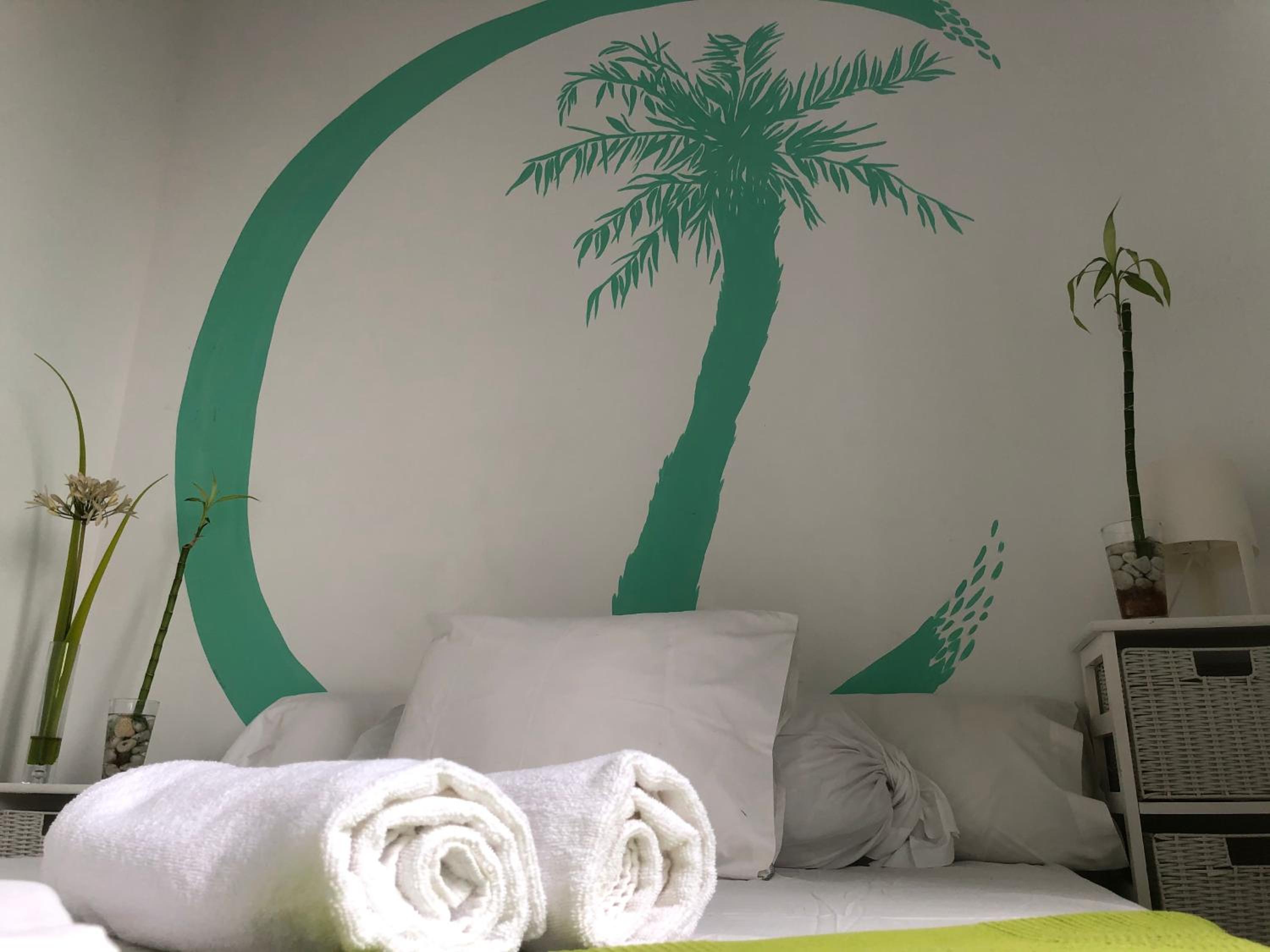 Cama en habitación compartida de 3 camas para mujeres.