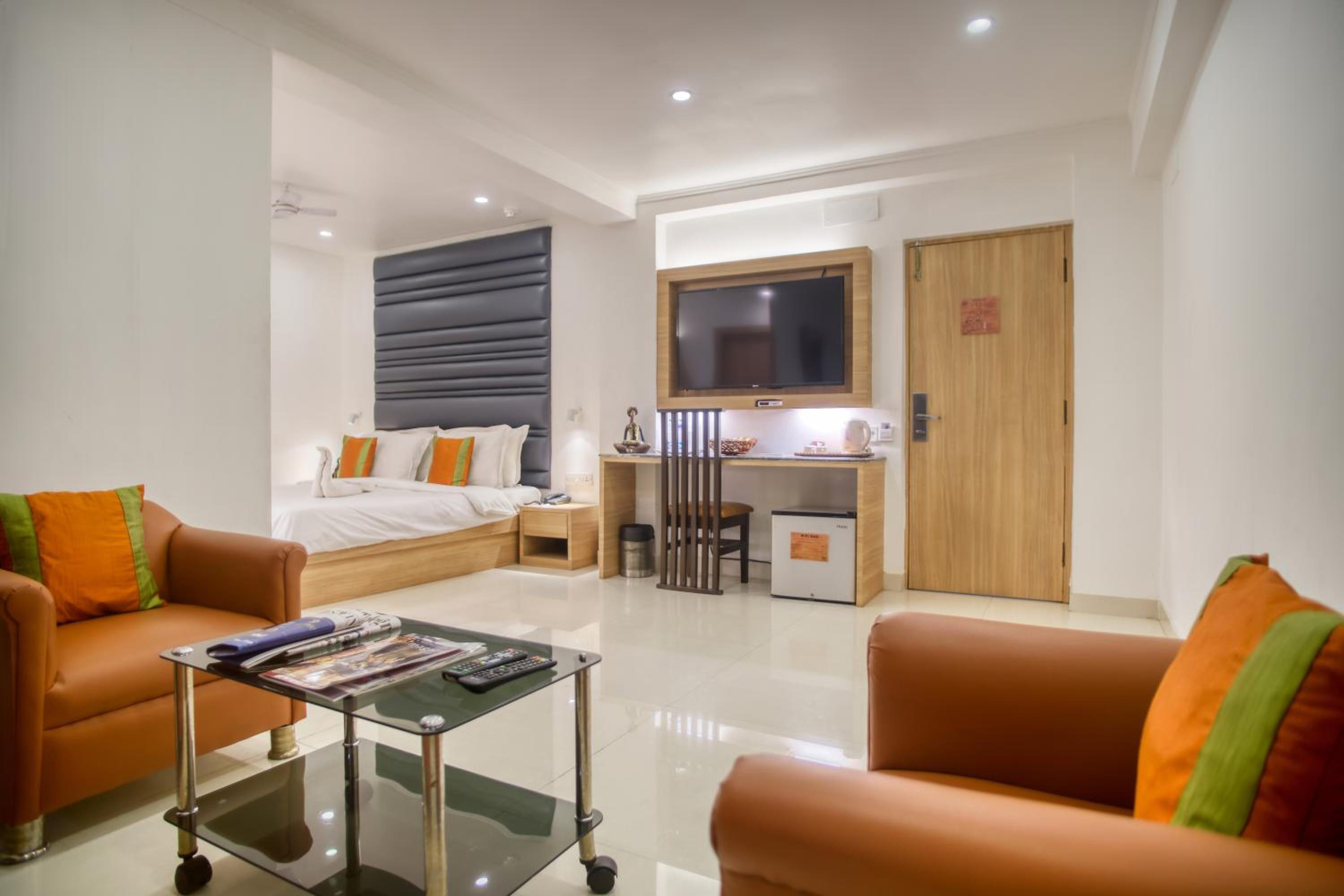 Suite - Photo 1