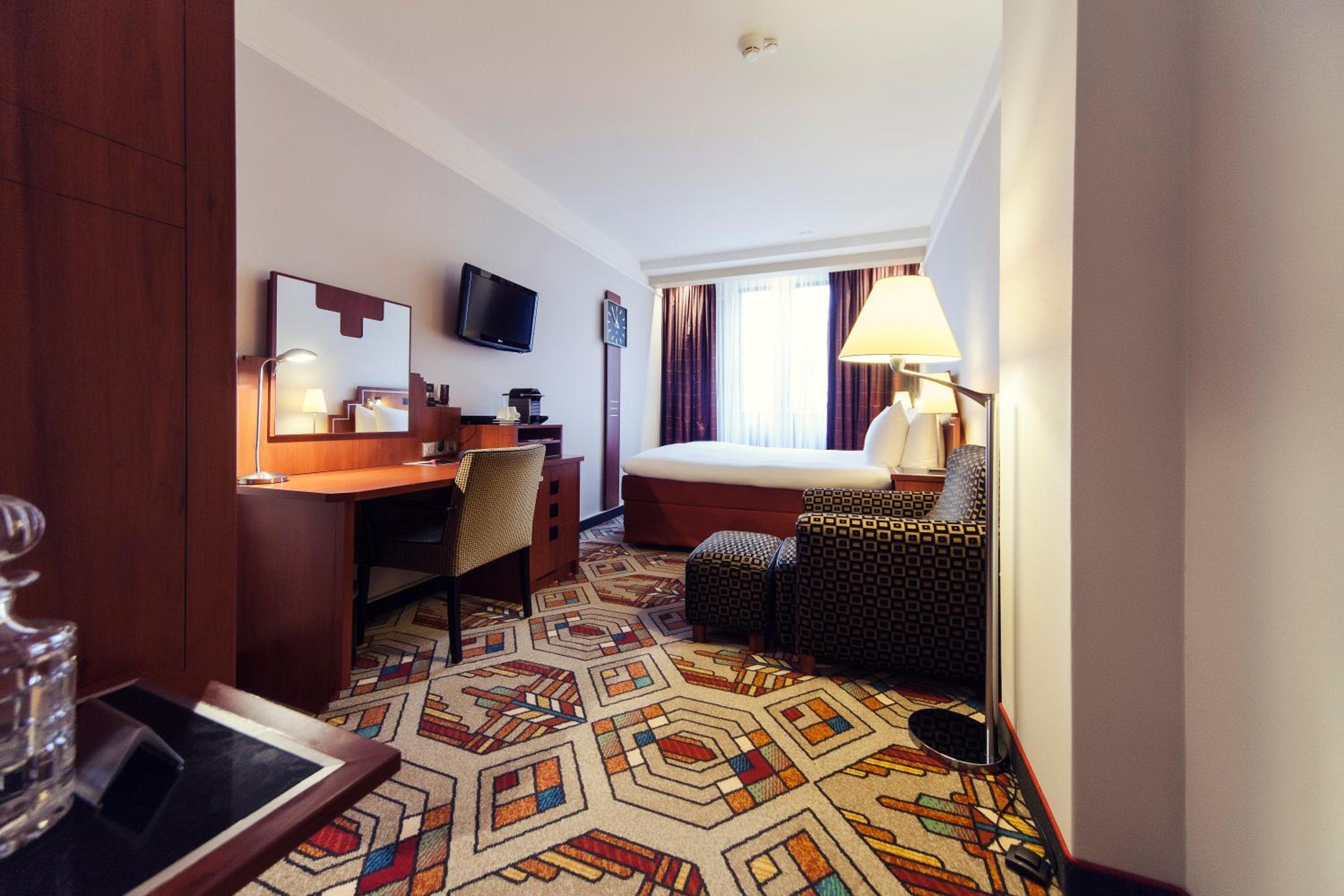 Comfy room with canal view photo 2