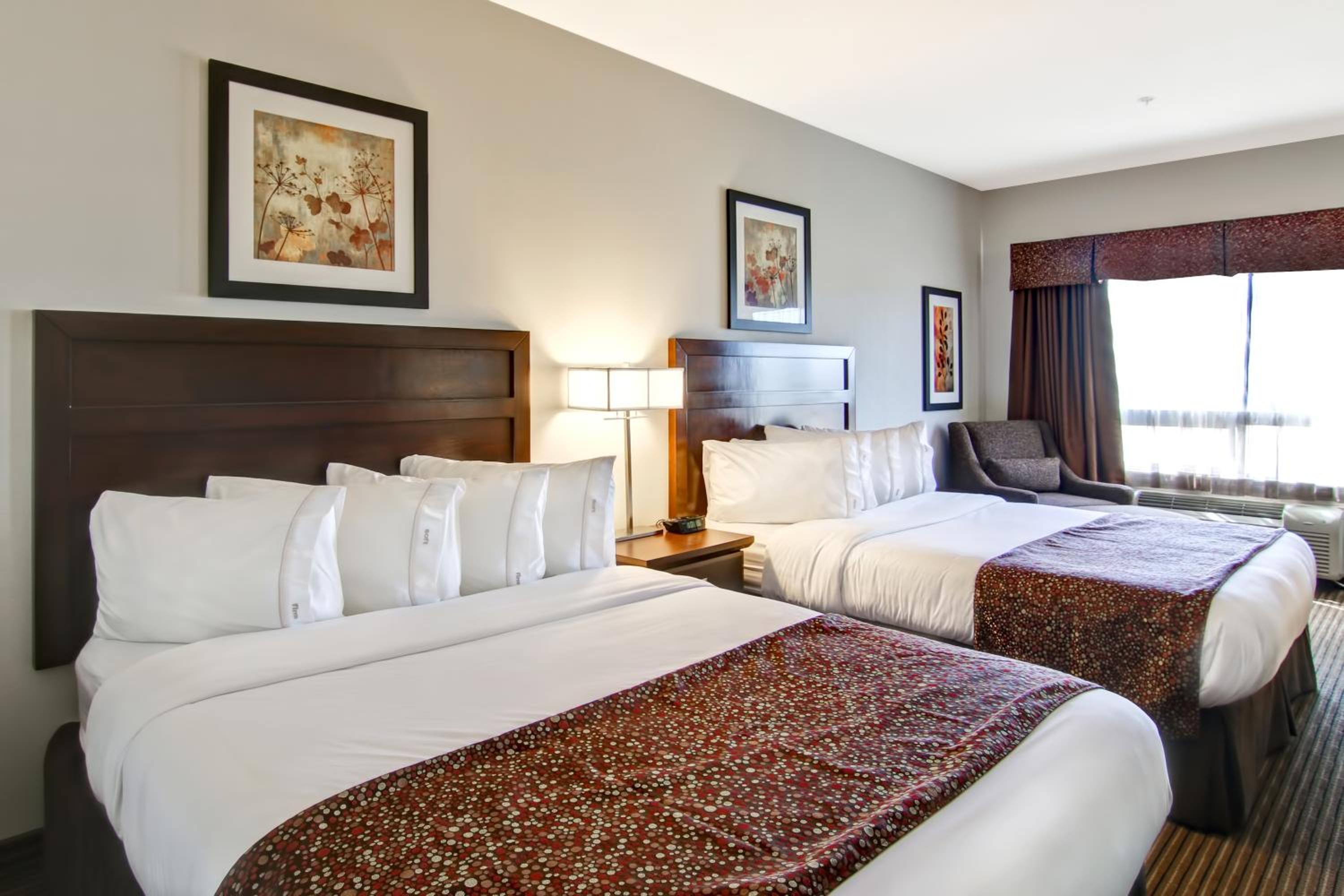 Standard Queen Room with Two Queen Beds photo 1
